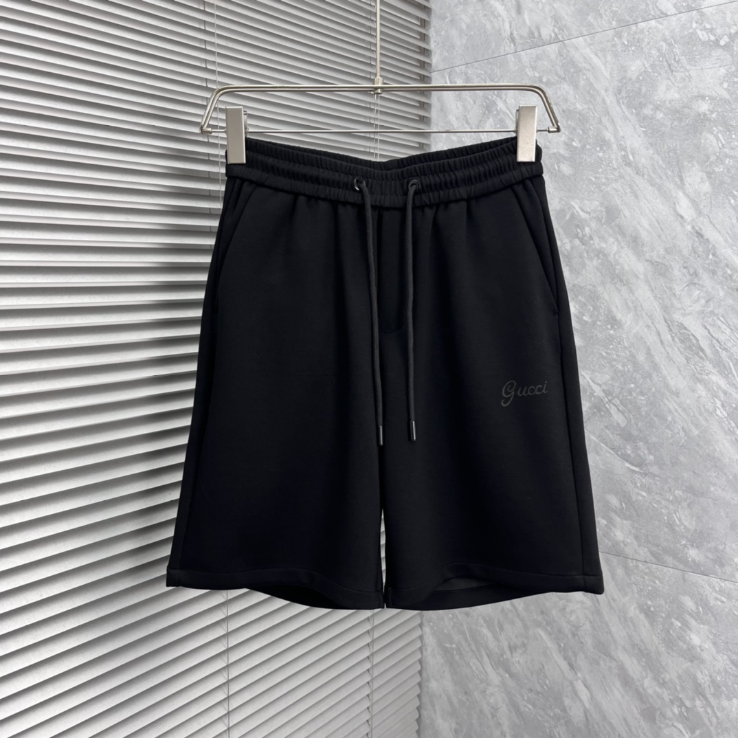 NO:865414,Gucci 2026ss summer new original counter casual shorts, luxury classic brand original LOGO accessories, counter best-selling model. Very comfortable to wear, low-key yet luxurious, very classy to wear. Needless to say the trousers style and tailoring. The upper body is exquisite and high-end, first-class and top-quality materials. Really palace-level casual pants. The cotton of Turkey is of outstanding quality. After heavy washing, the pants are very soft!  Don't be picky. The upper body is absolutely stylish and extremely luxurious. Please state your height and weight when placing an order for sizes M-3XL.,,shorts,19860909古奇 2026ss夏季新款原单专柜休闲短裤,奢华经典品牌原版LOGO配饰 专柜热销款 身穿着非常舒适 低调不失奢华 穿出去非常有档次 裤型款式和裁剪亦无需多言 上身精致跃然高档一等一顶级质料 真正殿堂级的休闲裤 选用土耳其的棉花品质卓然,经过重水洗使得裤子很柔软！不挑人 上身绝对的有型 极度奢华. 尺码M-3XL下单报身高体重.,,shorts,,Men's clothing