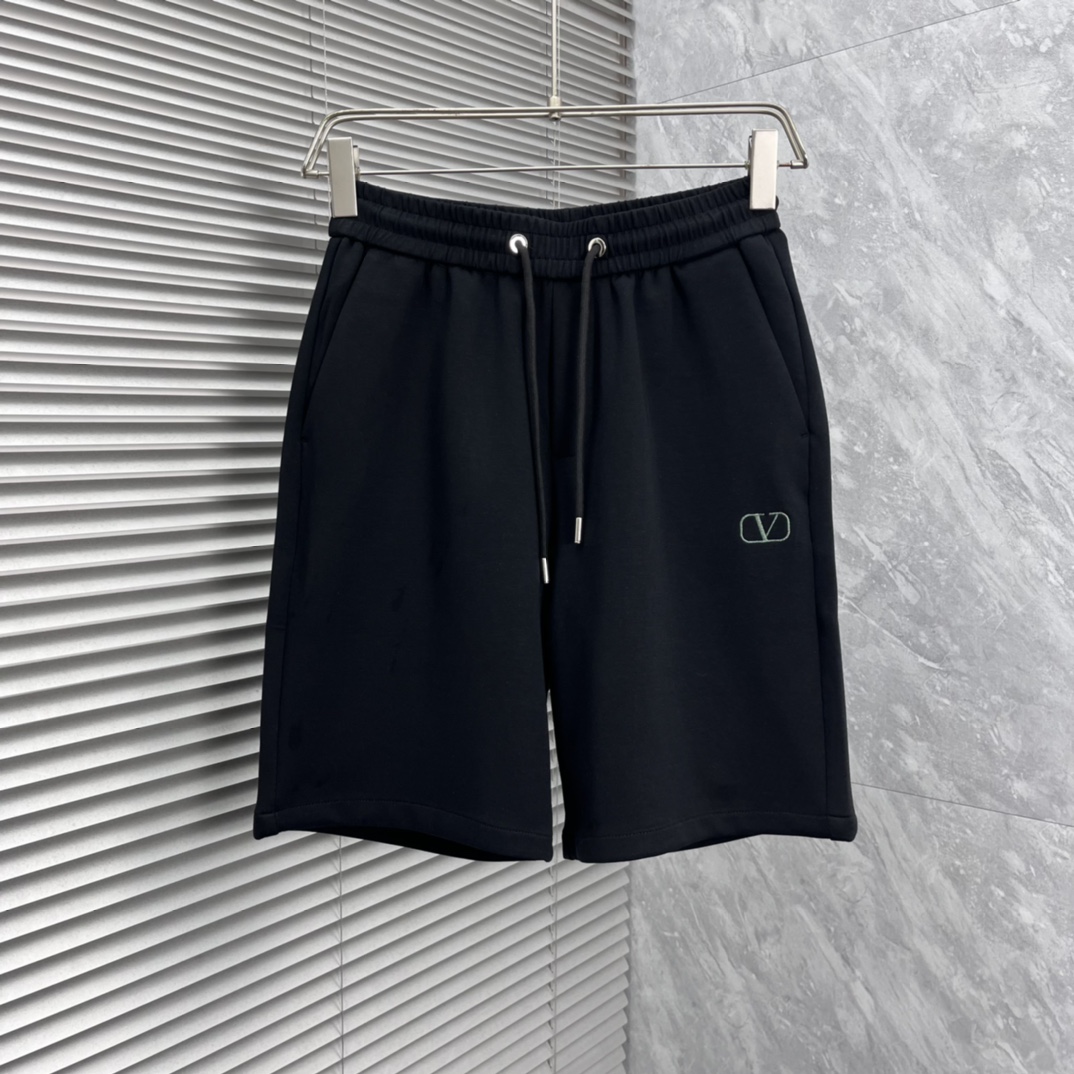 NO:865400,Valentino 2026ss summer new original counter casual shorts, luxury classic brand original LOGO accessories, counter best-selling model. Very comfortable to wear, low-key yet luxurious, very classy to wear. Needless to say the trousers style and tailoring. The upper body is exquisite and high-end, first-class and top-quality materials. Really palace-level casual pants. The cotton of Turkey is of outstanding quality. After heavy washing, the pants are very soft!  Don't be picky. The upper body is absolutely stylish and extremely luxurious. Please quote your height and weight when ordering sizes M-3XL.,,valentino,shorts,19860909华伦天奴 2026ss夏季新款原单专柜休闲短裤,奢华经典品牌原版LOGO配饰 专柜热销款 身穿着非常舒适 低调不失奢华 穿出去非常有档次 裤型款式和裁剪亦无需多言 上身精致跃然高档一等一顶级质料 真正殿堂级的休闲裤 选用土耳其的棉花品质卓然,经过重水洗使得裤子很柔软！不挑人 上身绝对的有型 极度奢华. 尺码M-3XL下单报身高体重.,,valentino,shorts,,Men's clothing