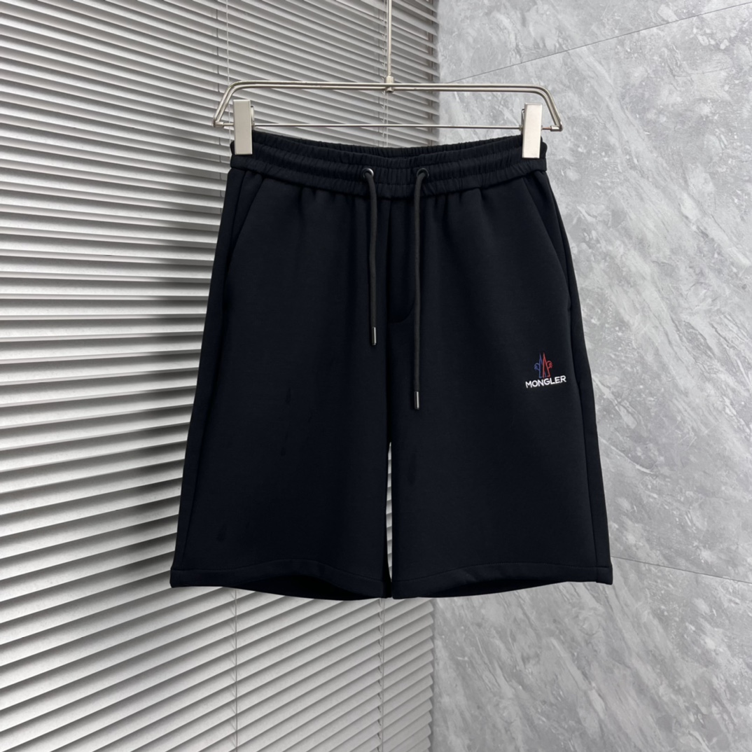 NO:865388,Mengkou 2026ss summer new original counter casual shorts, luxury classic brand original LOGO accessories, counter best-selling model, very comfortable to wear, low-key yet luxurious, very classy to wear. Needless to say the trousers style and tailoring, the upper body is exquisite and high-end, first-class and top-quality materials. Really palace-level casual pants. The cotton of Turkey is of outstanding quality. After heavy washing, the pants are very soft!  Don't be picky. The upper body is absolutely stylish and extremely luxurious. Please state your height and weight when ordering sizes M-3XL.,,Moncler,shorts,19860909蒙口 2026ss夏季新款原单专柜休闲短裤,奢华经典品牌原版LOGO配饰 专柜热销款 身穿着非常舒适 低调不失奢华 穿出去非常有档次 裤型款式和裁剪亦无需多言 上身精致跃然高档一等一顶级质料 真正殿堂级的休闲裤 选用土耳其的棉花品质卓然,经过重水洗使得裤子很柔软！不挑人 上身绝对的有型 极度奢华. 尺码M-3XL下单报身高体重.,,Moncler,shorts,,Men's clothing