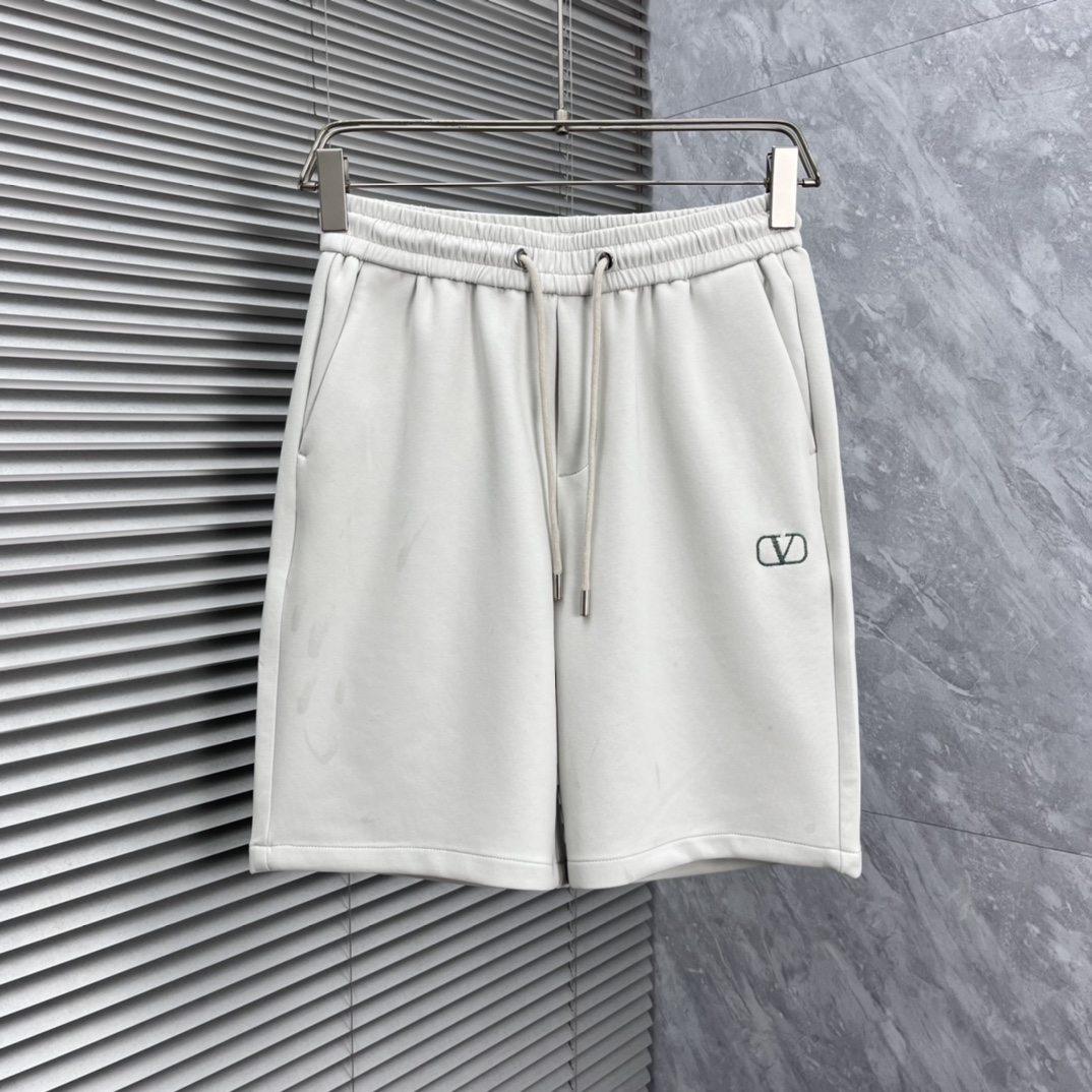 NO:865376,Valentino 2026ss summer new original counter casual shorts, luxury classic brand original LOGO accessories, counter best-selling model. Very comfortable to wear, low-key yet luxurious, very classy to wear. Needless to say the trousers style and tailoring. The upper body is exquisite and high-end, first-class and top-quality materials. Really palace-level casual pants. The cotton of Turkey is of outstanding quality. After heavy washing, the pants are very soft!  Don't be picky. The upper body is absolutely stylish and extremely luxurious. Please quote your height and weight when ordering sizes M-3XL.,,valentino,shorts,19860909华伦天奴 2026ss夏季新款原单专柜休闲短裤,奢华经典品牌原版LOGO配饰 专柜热销款 身穿着非常舒适 低调不失奢华 穿出去非常有档次 裤型款式和裁剪亦无需多言 上身精致跃然高档一等一顶级质料 真正殿堂级的休闲裤 选用土耳其的棉花品质卓然,经过重水洗使得裤子很柔软！不挑人 上身绝对的有型 极度奢华. 尺码M-3XL下单报身高体重.,,valentino,shorts,,Men's clothing