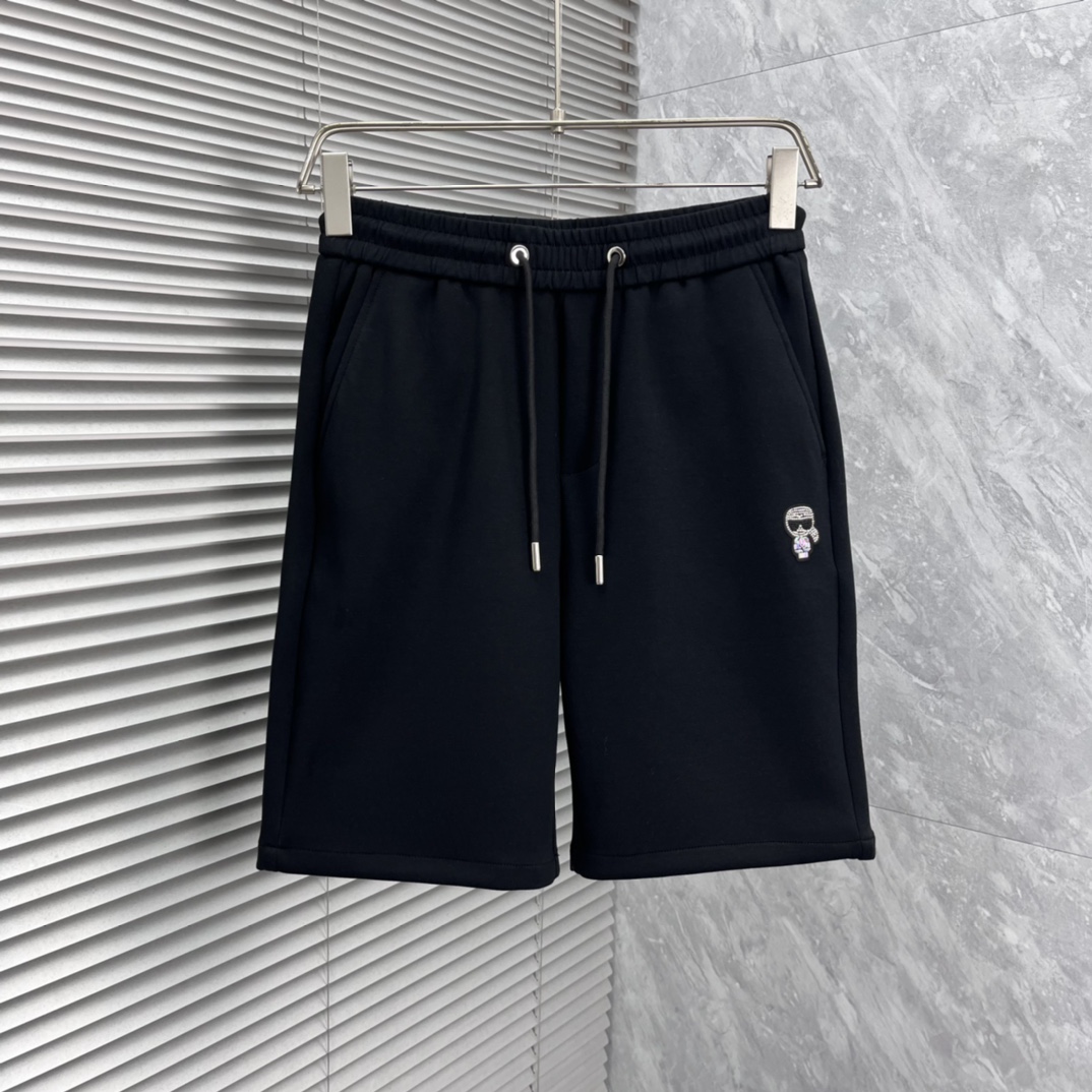 NO:865363,Fendi 2026ss summer new original counter casual shorts, luxury classic brand original LOGO accessories, counter best-selling style, very comfortable to wear, low-key yet luxurious, very classy to wear. Needless to say the trousers style and tailoring, the upper body is exquisite and high-end, first-class and top-quality materials. Really palace-level casual pants. The cotton of Turkey is of outstanding quality. After heavy washing, the pants are very soft!  Don't be picky, the upper body is absolutely stylish and extremely luxurious. Please quote your height and weight when ordering sizes M-3XL.,,fendi,shorts,19860909芬迪 2026ss夏季新款原单专柜休闲短裤,奢华经典品牌原版LOGO配饰 专柜热销款 身穿着非常舒适 低调不失奢华 穿出去非常有档次 裤型款式和裁剪亦无需多言 上身精致跃然高档一等一顶级质料 真正殿堂级的休闲裤 选用土耳其的棉花品质卓然,经过重水洗使得裤子很柔软！不挑人 上身绝对的有型 极度奢华. 尺码M-3XL下单报身高体重.,,fendi,shorts,,Men's clothing