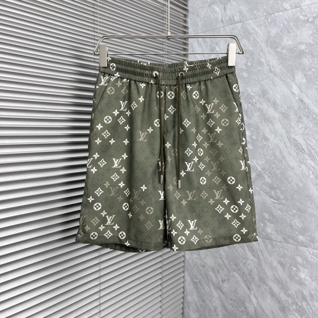 NO:865474,LV2026ss summer new original counter casual shorts, luxury classic brand original LOGO accessories, counter best-selling style. Very comfortable to wear, low-key yet luxurious, very classy to wear. Needless to say the trousers style and tailoring. The upper body is exquisite and high-end, first-class and top-quality materials. Really palace-level casual pants. The cotton of Turkey is of outstanding quality. After heavy washing, the pants are very soft!  Don't be picky. The upper body is absolutely stylish and extremely luxurious. Please quote your height and weight when ordering sizes M-3XL.,,louis vuitton,shorts,19860909LV2026ss夏季新款原单专柜休闲短裤,奢华经典品牌原版LOGO配饰 专柜热销款 身穿着非常舒适 低调不失奢华 穿出去非常有档次 裤型款式和裁剪亦无需多言 上身精致跃然高档一等一顶级质料 真正殿堂级的休闲裤 选用土耳其的棉花品质卓然,经过重水洗使得裤子很柔软！不挑人 上身绝对的有型 极度奢华. 尺码M-3XL下单报身高体重.,,louis vuitton,shorts,,Men's clothing