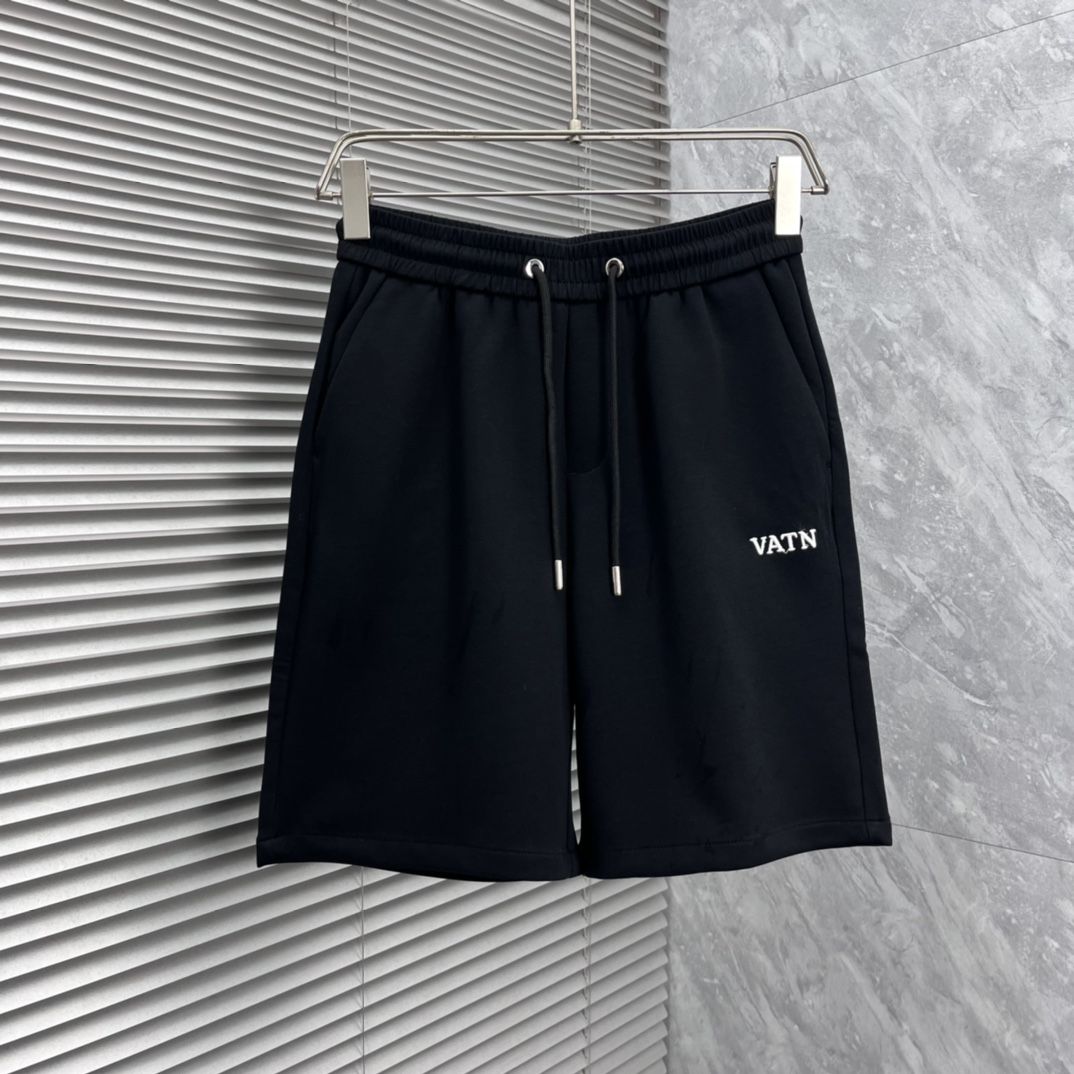 NO:865438,Valentino 2026ss summer new original counter casual shorts, luxury classic brand original LOGO accessories, counter best-selling model. Very comfortable to wear, low-key yet luxurious, very classy to wear. Needless to say the trousers style and tailoring. The upper body is exquisite and high-end, first-class and top-quality materials. Really palace-level casual pants. The cotton of Turkey is of outstanding quality. After heavy washing, the pants are very soft!  Don't be picky. The upper body is absolutely stylish and extremely luxurious. Please quote your height and weight when ordering sizes M-3XL.,,valentino,shorts,19860909华伦天奴 2026ss夏季新款原单专柜休闲短裤,奢华经典品牌原版LOGO配饰 专柜热销款 身穿着非常舒适 低调不失奢华 穿出去非常有档次 裤型款式和裁剪亦无需多言 上身精致跃然高档一等一顶级质料 真正殿堂级的休闲裤 选用土耳其的棉花品质卓然,经过重水洗使得裤子很柔软！不挑人 上身绝对的有型 极度奢华. 尺码M-3XL下单报身高体重.,,valentino,shorts,,Men's clothing