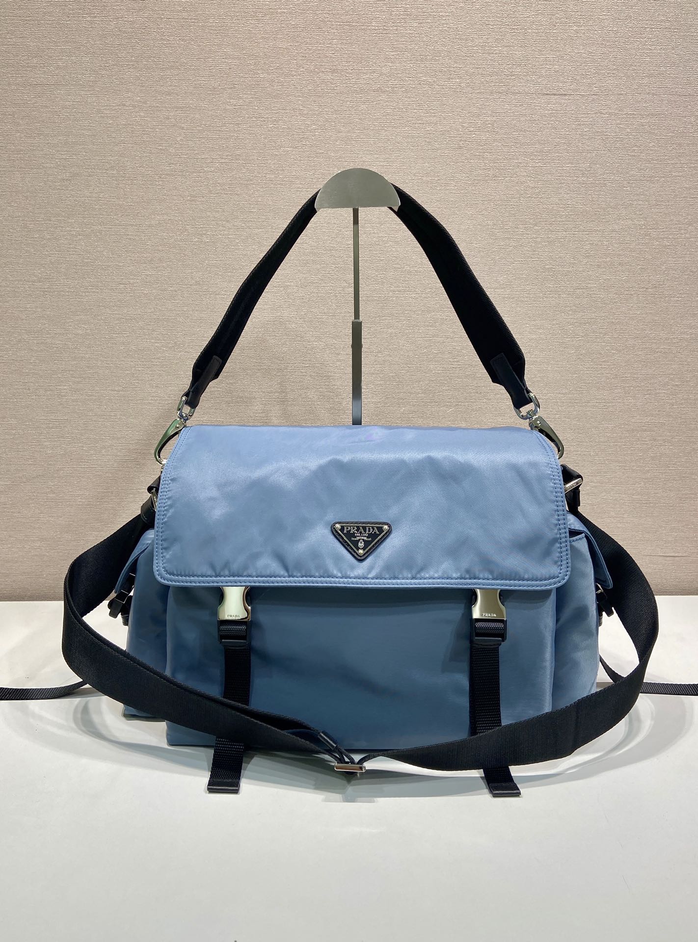 NO:880144,New mail bag 2VD082 Aviation Blue This Explore handbag perfectly combines elegance and functionality, with a soft line silhouette with multiple pockets. The clamshell design is specially designed for urban exploration and outdoor adventures. It comes with a shoulder strap and detachable handles and can be carried in a variety of ways. The combination of recycled nylon and leather reflects the duality of the design, integrating technical details and refined elements. It has a large capacity and is a timeless hot item. Get it now.  Length 42x height 22x bottom 20cm, Prada [price based on quantity], prada19860909新品邮包2VD082航空兰 这款Explore手袋完美融合了高雅与功能性,拥有多口袋的柔和线条轮廓.翻盖设计,专为城市探索和户外冒险而设计,配有肩带和可拆卸提手,可多种方式携带.再生尼龙与皮革的结合体现了设计的双重性,融合了技术细节与精致元素.容量空间大,又是一款永久不过时爆款,赶紧入手吧 长42x高22x底20cm,普拉达【跑量价】,prada,Bag