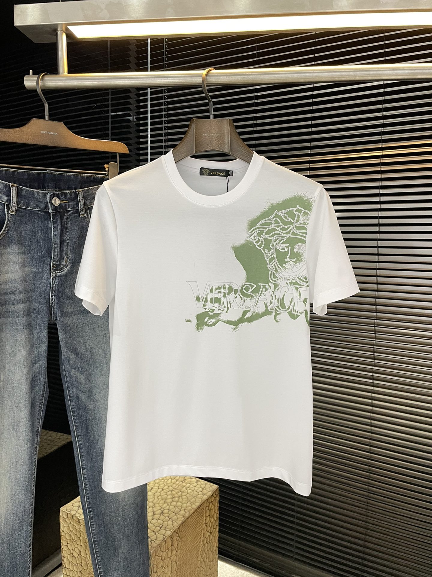 NO:834609,P Versa-(Versa) VIP advanced customization 2026 spring and summer new short-sleeved T-shirt is a new product in the summer men's wear series, embellished with burnt flower design. It is carefully made of mercerized jersey fabric and can be matched with various jeans to add a casual style. Highly recommended!  Size M-3XL,,versace,versace,jeans,T-shirt,tees,t-shirt,19860909P  Versa-（范思）VIP高级定制 2026春夏季新款短袖 这款T恤是夏季男装系列新品,烧花设计点缀 采用丝光平纹针织面料精心制作,可搭配各种牛仔裤,增添休闲风范.强烈推荐！码数 M-3XL,,versace,versace,jeans,T-shirt,tees，t-shirt,,Men's clothing