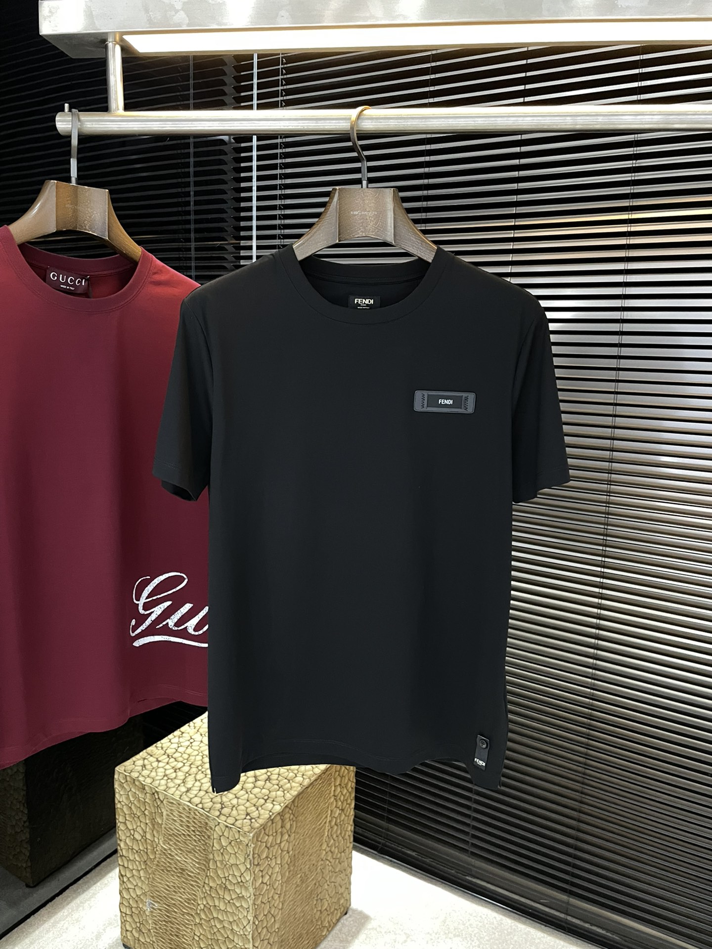 NO:834617,P FEND-(fendi) series VIP advanced customization 2026 spring and summer new short-sleeved style. Anyone can easily control it. The fabric is fully customized. High-end first-class double mercerized fabric. The fabric feels soft, and the upper body is comfortable and soft. The simple style is very classy, ​​simple and stylish, and the tailoring is very exquisite, showing aura, and will highlight the sophistication of business men!  Size 48-56,,fendi,T-shirt,19860909P FEND-（分迪）系列 VIP高级定制 2026春夏季新款短袖 百搭款式 任何人都可以轻松驾驭 面料全订制 高定一等品双丝光面料 面料手感柔软,上身舒适柔软 简约的款式非常显档次,简约个性时尚,版型剪裁非常精致,显气场,又会凸显商务男士的精致！尺码 48-56,,fendi,T-shirt,,Men's clothing