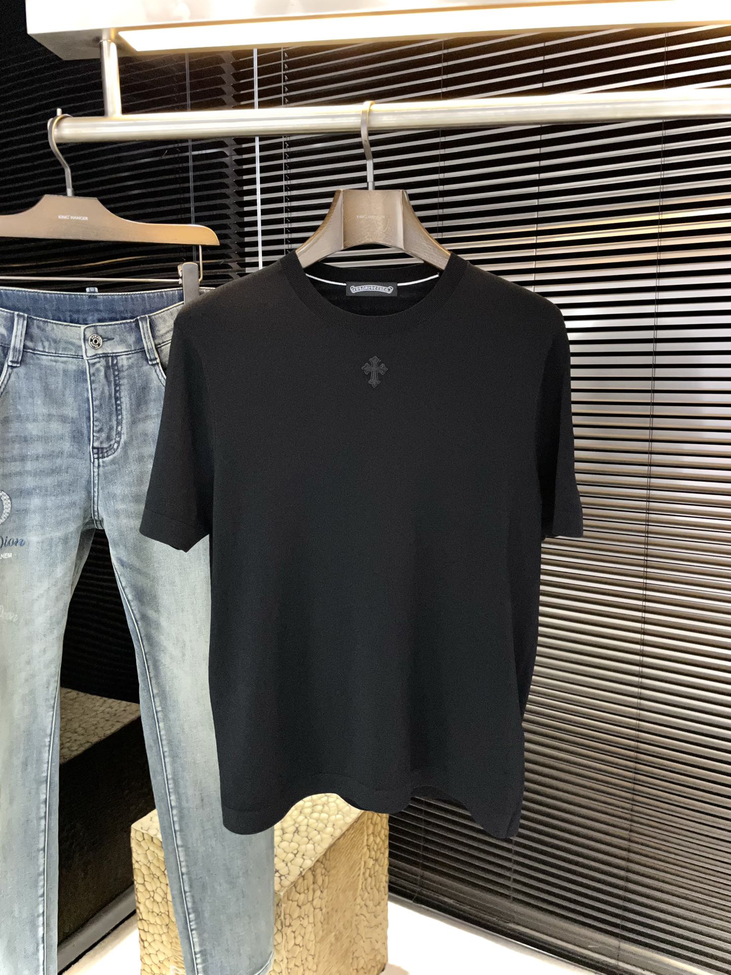 NO:834623,P Chrome Hear (Cro) VIP advanced customization 2026 spring and summer new short-sleeved style. Anyone can easily control it. The fabric is fully customized. High-count customized Yilite fabric. The fabric feels soft, and the upper body is comfortable and soft. The simple style is very classy, ​​simple and stylish, and the tailoring is slim. It is very refined, shows aura, and will highlight the sophistication of business men!  Size M-3XL,,chrome hearts,chrome hearts,T-shirt,19860909P Chrome Hear（克罗） VIP高级定制 2026春夏季新款短袖 百搭款式 任何人都可以轻松驾驭 面料全订制工艺 高支定制伊力特面料 面料手感柔软,上身舒适柔软 简约的款式非常显档次,简约个性时尚,版型剪裁属于修身款 非常精致,显气场,又会凸显商务男士的精致！尺码 M-3XL,,chrome hearts,chrome hearts,T-shirt,,Men's clothing