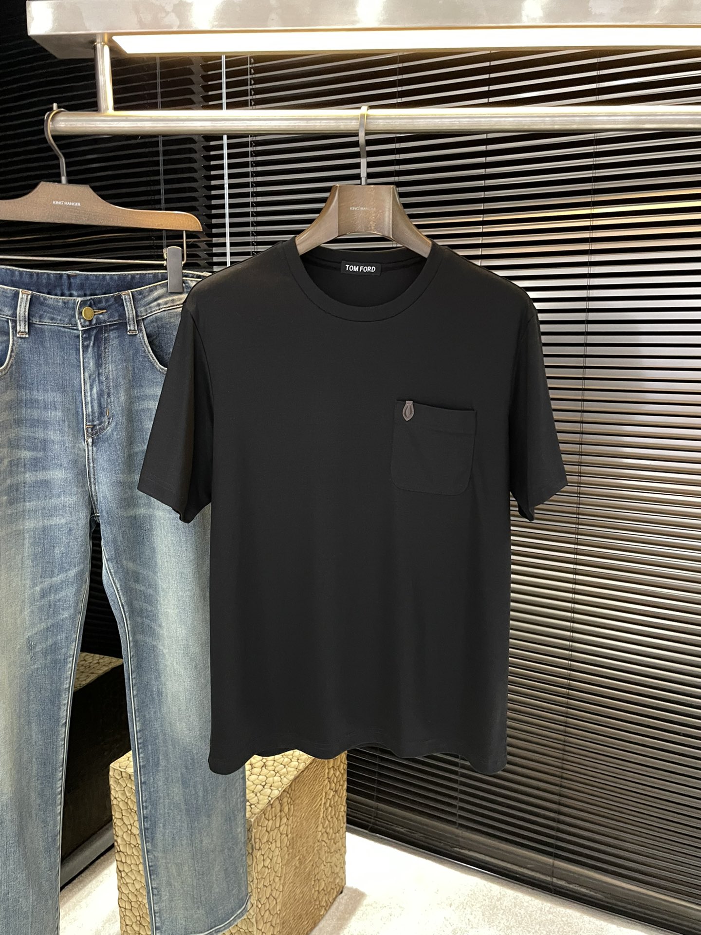 NO:834626,P TOM FOR advanced customization 2026 spring and summer new short-sleeved T-shirt. This T-shirt is made of soft imported combed mixed rice fabric. Classic and timeless round neck short-sleeved design, decorated with TF leather label. Daily casual, novel and unique style. Highly recommended!  Size M-5XL next day shipping,,tom ford,tom ford,T-shirt,tees,t-shirt,19860909P TOM FOR 高级定制 2026春夏季新款短袖T恤,此款T恤衫采用柔软的进口精梳混饭面料制成.经典隽永的圆领短袖设计,饰有TF皮标装饰 日常休闲 款式新颖独特 强烈推荐！码数 M-5XL 隔天出货,,tom ford,tom ford,T-shirt,tees，t-shirt,,Men's clothing