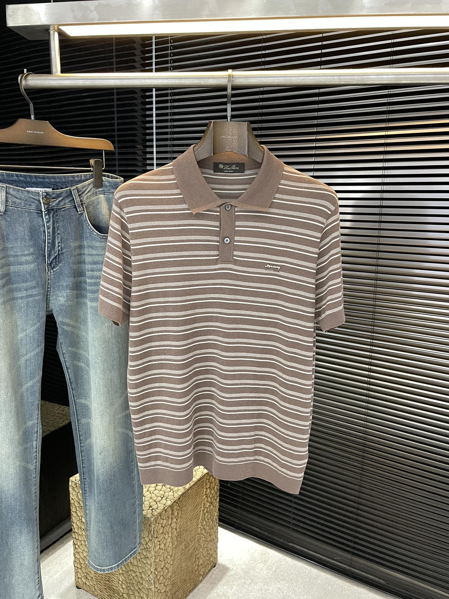 NO:834630,P LP (Nuoyou Panya) 2026 spring and summer latest POLO short-sleeved, using the latest Lyocell mulberry silk blended fabric, soft to the touch, soft and comfortable composition, classic design style, special customization, simple cutting and splicing, reflecting the extraordinary craftsmanship of the workers, full of high-end fashion sense!  The version is very casual and versatile. Sizes M-3XL, loro piana, T-shirt,19860909P  LP（诺悠翩雅）2026春夏最新款POLO短袖,采用最新莱赛尔桑蚕丝混纺面料 手感柔软、成分柔软舒适 经典设计风格 特殊定制 简单的裁剪方式拼接,体现出工人不凡的工艺,高端时尚感十足！版型相当赞休闲百搭款.尺码 M-3XL,,loro piana,T-shirt,,Men's clothing
