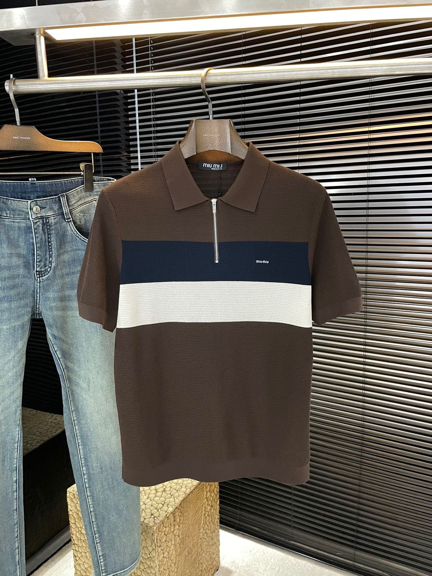 NO:834638,P MiuMiu 2026 spring and summer latest POLO short sleeves, using the latest Yilite fabric, soft to the touch, soft and comfortable composition, classic design style, special customization, simple cutting and splicing, reflecting the extraordinary craftsmanship of the workers, full of high-end fashion!  The version is quite casual and versatile. Sizes M-3XL, miumiu, T-shirt,19860909P  MiuMiu 2026春夏最新款POLO短袖,采用最新伊力特面料 手感柔软、成分柔软舒适 经典设计风格 特殊定制 简单的裁剪方式拼接,体现出工人不凡的工艺,高端时尚感十足！版型相当赞休闲百搭款.尺码 M-3XL,,miumiu,T-shirt,,Men's clothing