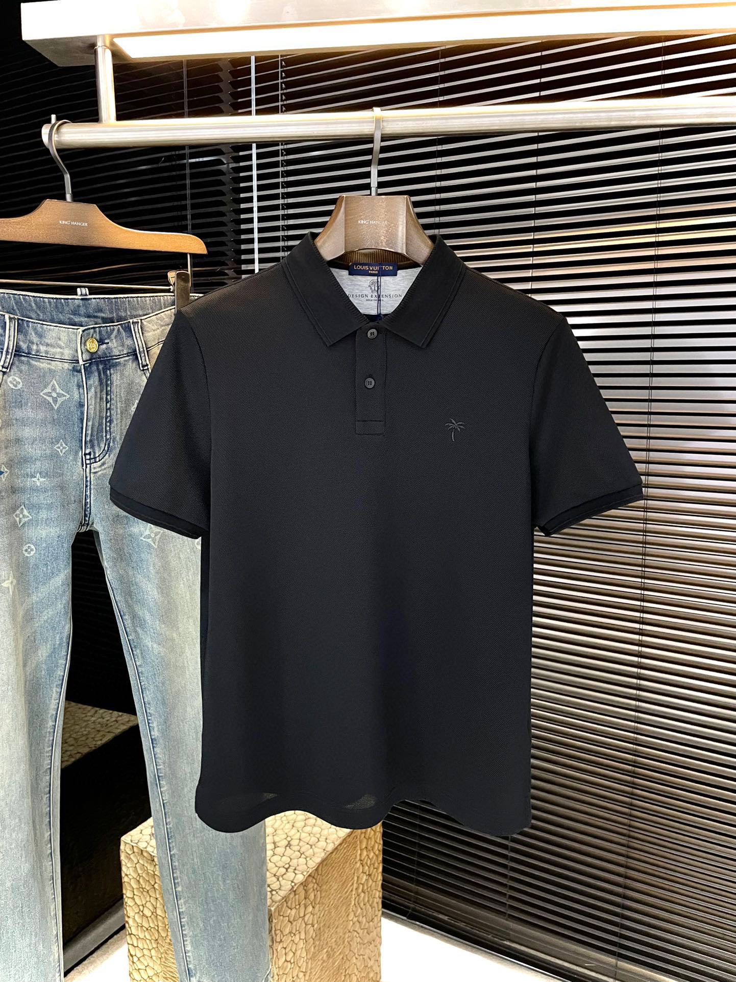 NO:834645,P LOUIS VU (Louis) 2026 spring and summer latest POLO short-sleeved, using the latest pique mulberry silk fabric, soft to the touch, soft and comfortable composition, classic design style, special customization, simple cutting and splicing, reflecting the extraordinary craftsmanship of the workers, full of high-end fashion sense!  The version is quite casual and versatile. Sizes M-3XL, louis vuitton, louis vuitton, T-shirt,19860909P  LOUIS VU（路易） 2026春夏最新款POLO短袖,采用最新珠地桑蚕丝面料 手感柔软、成分柔软舒适 经典设计风格 特殊定制 简单的裁剪方式拼接,体现出工人不凡的工艺,高端时尚感十足！版型相当赞休闲百搭款.尺码 M-3XL,,louis vuitton,louis vuitton,T-shirt,,Men's clothing