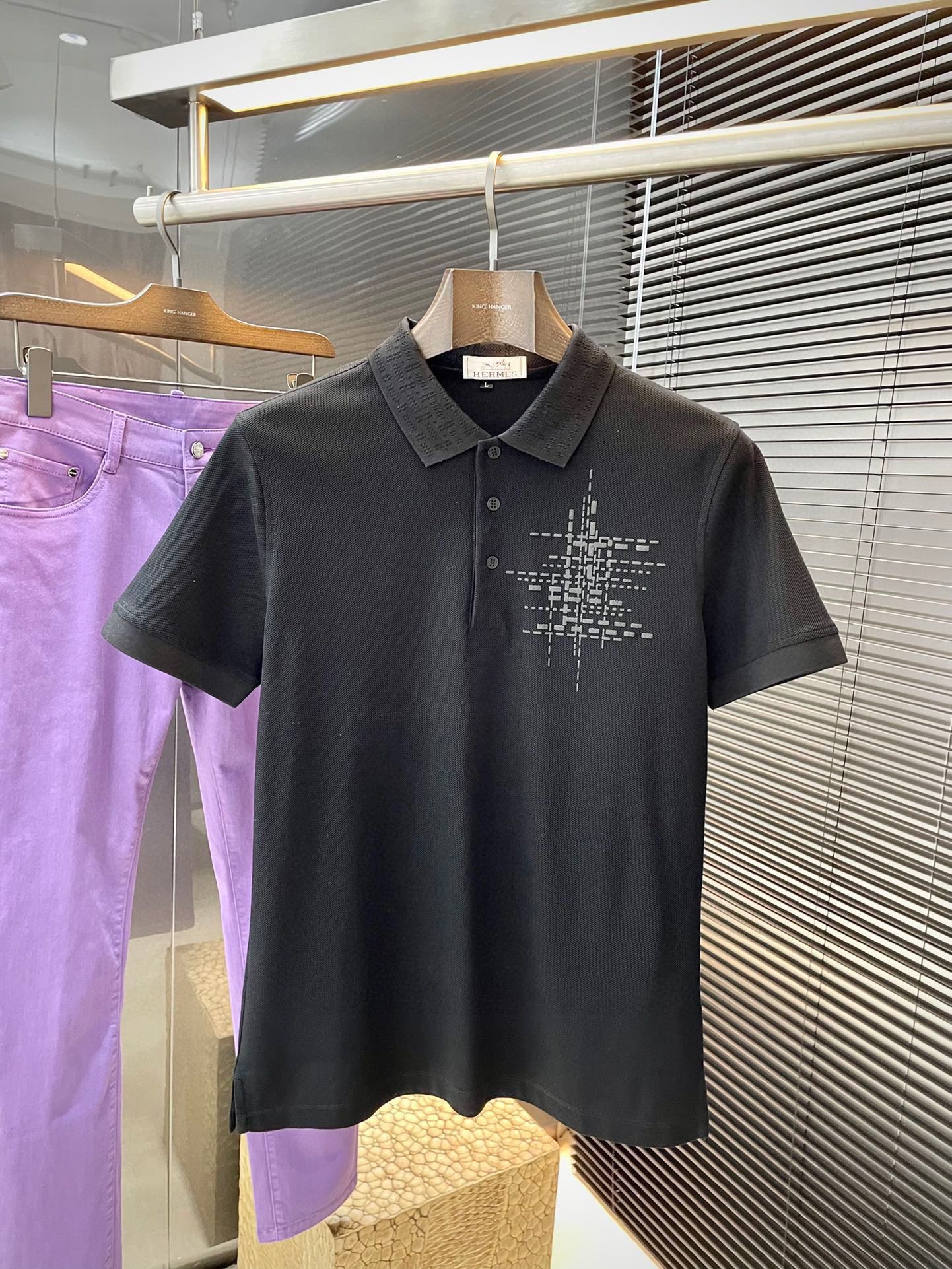 NO:834652,P HERMES (Hermès) 2026 latest POLO short-sleeved model, made of the latest cotton fabric, resistant to washing and not easy to fade, soft to the touch, soft and comfortable ingredients, classic design style, special customization, simple cutting and splicing, reflecting the extraordinary craftsmanship of the workers, full of high-end fashion sense!  The version is quite casual and versatile. Sizes M-3XL, hermes, hermes, T-shirt,19860909P  HERMES（爱马仕） 2026最新款POLO短袖,采用最新棉面料,耐水洗不易掉色,手感柔软、成分柔软舒适 经典设计风格 特殊定制 简单的裁剪方式拼接,体现出工人不凡的工艺,高端时尚感十足！版型相当赞休闲百搭款.尺码 M-3XL,,hermes,hermes,T-shirt,,Men's clothing
