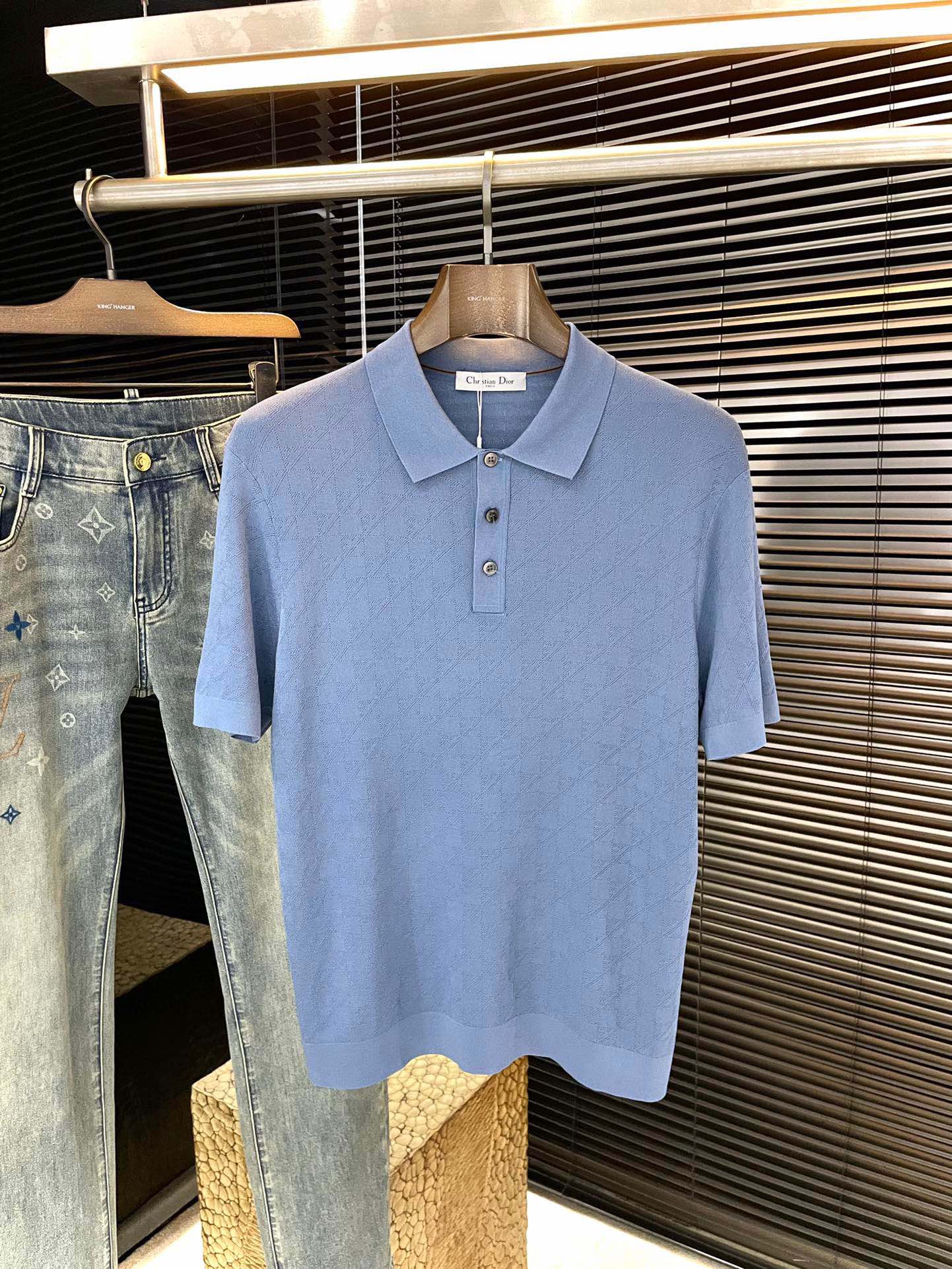 NO:834659,P Dio - (Dior) 2026 spring and summer latest POLO short sleeves, using the latest Yilite fabric, soft to the touch, soft and comfortable composition, classic design style, special customization, simple cutting and splicing, reflecting the workers' extraordinary craftsmanship, full of high-end fashion sense!  The version is quite casual and versatile. Sizes M-3XL, dior, dior, T-shirt,19860909P  Dio-（迪奥）2026春夏最新款POLO短袖,采用最新伊力特面料 手感柔软、成分柔软舒适 经典设计风格 特殊定制 简单的裁剪方式拼接,体现出工人不凡的工艺,高端时尚感十足！版型相当赞休闲百搭款.尺码 M-3XL,,dior,dior,T-shirt,,Men's clothing