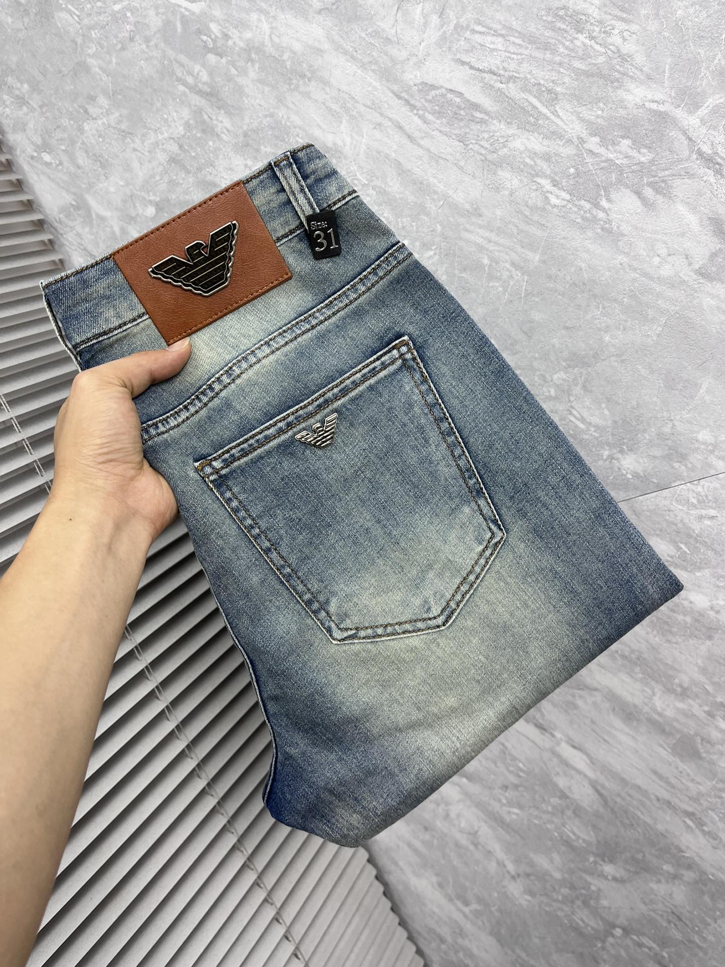 NO:910780,Armani 2026 spring and summer new products, original men's fashion models customized, 26ss spring and summer top men's fashion slim jeans!  The quality is perfect and the workmanship is top-notch, unbeatable and challenging the industry to new heights! Classic washed color, pure foreign channels, high-grade imported denim fabrics, specially selected pure 14oz denim fabric from Okayama, Japan. The fabric is soft and delicate, but has strong bones and a slight stretch, which provides an excellent comfortable experience. It is treated with heavy-duty washed and aged processing, with a unique retro style and excellent tones.  The latest leather label highlights the brand's characteristics, with impeccable details. The hardware accessories, leather label, and wiring all reflect the ingenuity and craftsmanship!  The tailoring is perfect, and the butt lift and slimming effect are excellent. The incomparable and versatile small straight pants can be easily matched with any top in the wardrobe. They have wide compatibility, are both fashionable and casual, and are suitable for various daily outfits. The upper body is full of shape, and it is a must-have item for quality control!  Sizes 29～38 (no 37), armani,jeans,19860909阿玛尼 2026春夏新品 原单男士时装款定制,26ss春夏顶级男士时尚修身牛仔裤 ！品相到位做工精细程度堪称一流,所向披靡挑战业界新高度! 经典水洗色泽,纯正洋行渠道,客供高级进口的丹宁面料,特选日本冈山纯正14oz盎司牛仔布料,面料柔软细腻,但筋骨感极强,略带弹力,提供了绝佳的舒适体验,重工水洗做旧工艺处理,有着独特的复古风格,色调非常出色. 最新的皮标彰显了品牌特质,细节无可挑剔,五金配件、皮标、走线无不体现出匠心工艺！版型剪裁完美,提臀修身显瘦效果极佳,无敌万能百搭的小直筒裤型,可轻松横扫衣橱任何的上装搭配,兼容性广泛,时尚休闲兼备,满足于日常各种穿搭,上身型款十足,于品质控必入型单品！ 尺码29～38（无37）,,armani,jeans,,Men's clothing
