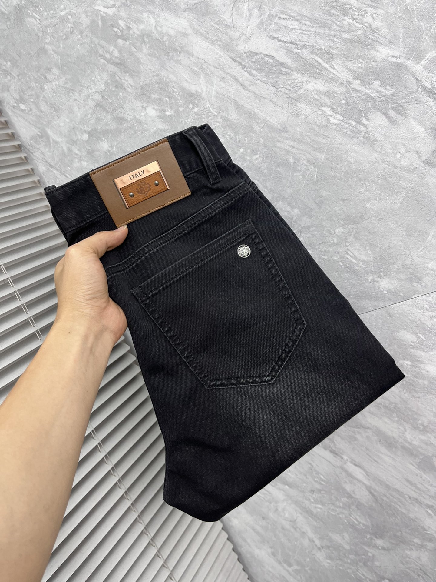 NO:910784,dr2026 spring and summer new products, original men's fashion models customized, 26ss spring and summer top men's fashion slim jeans!  The quality is perfect and the workmanship is top-notch, unbeatable and challenging the industry to new heights! Classic washed color, pure foreign channels, high-grade imported denim fabrics, specially selected pure 14oz denim fabric from Okayama, Japan. The fabric is soft and delicate, but has strong bones and a slight stretch, which provides an excellent comfortable experience. It is treated with heavy-duty washed and aged processing, with a unique retro style and excellent tones.  The latest leather label highlights the brand's characteristics, with impeccable details. The hardware accessories, leather label, and wiring all reflect the ingenuity and craftsmanship!  The tailoring is perfect, and the butt lift and slimming effect are excellent. The incomparable and versatile small straight pants can be easily matched with any top in the wardrobe. They have wide compatibility, are both fashionable and casual, and are suitable for various daily outfits. The upper body is full of shape, and it is a must-have item for quality control!  Sizes 29～38 (no 37),,jeans,19860909dr2026春夏新品 原单男士时装款定制,26ss春夏顶级男士时尚修身牛仔裤 ！品相到位做工精细程度堪称一流,所向披靡挑战业界新高度! 经典水洗色泽,纯正洋行渠道,客供高级进口的丹宁面料,特选日本冈山纯正14oz盎司牛仔布料,面料柔软细腻,但筋骨感极强,略带弹力,提供了绝佳的舒适体验,重工水洗做旧工艺处理,有着独特的复古风格,色调非常出色. 最新的皮标彰显了品牌特质,细节无可挑剔,五金配件、皮标、走线无不体现出匠心工艺！版型剪裁完美,提臀修身显瘦效果极佳,无敌万能百搭的小直筒裤型,可轻松横扫衣橱任何的上装搭配,兼容性广泛,时尚休闲兼备,满足于日常各种穿搭,上身型款十足,于品质控必入型单品！ 尺码29～38（无37）,,jeans,,Men's clothing