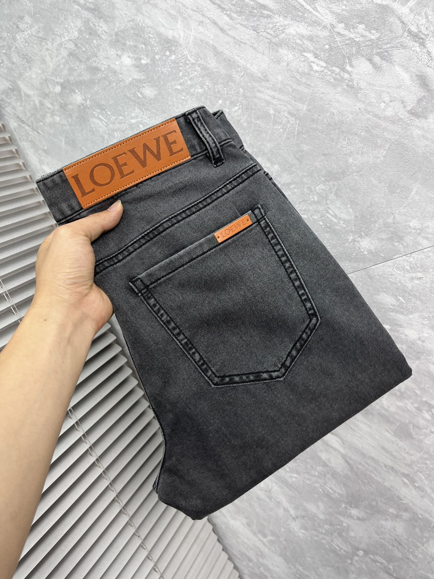 NO:910794,Luo Yiwei's 2026 spring and summer new products, original men's fashion models, customized, 26ss spring and summer top men's fashion slim jeans!  The quality is perfect and the workmanship is top-notch, unbeatable and challenging the industry to new heights! Classic washed color, pure foreign channels, high-grade imported denim fabrics, specially selected pure 14oz denim fabric from Okayama, Japan. The fabric is soft and delicate, but has strong bones and a slight stretch, which provides an excellent comfortable experience. It is treated with heavy-duty washed and aged processing, with a unique retro style and excellent tones.  The latest leather label highlights the brand's characteristics, with impeccable details. The hardware accessories, leather label, and wiring all reflect the ingenuity and craftsmanship!  The tailoring is perfect, and the butt lift and slimming effect are excellent. The incomparable and versatile small straight pants can be easily matched with any top in the wardrobe. They have wide compatibility, are both fashionable and casual, and are suitable for various daily outfits. The upper body is full of shape, and it is a must-have item for quality control!  Sizes 29～38 (no 37),,loewe,jeans,19860909罗意威 2026春夏新品 原单男士时装款定制,26ss春夏顶级男士时尚修身牛仔裤 ！品相到位做工精细程度堪称一流,所向披靡挑战业界新高度! 经典水洗色泽,纯正洋行渠道,客供高级进口的丹宁面料,特选日本冈山纯正14oz盎司牛仔布料,面料柔软细腻,但筋骨感极强,略带弹力,提供了绝佳的舒适体验,重工水洗做旧工艺处理,有着独特的复古风格,色调非常出色. 最新的皮标彰显了品牌特质,细节无可挑剔,五金配件、皮标、走线无不体现出匠心工艺！版型剪裁完美,提臀修身显瘦效果极佳,无敌万能百搭的小直筒裤型,可轻松横扫衣橱任何的上装搭配,兼容性广泛,时尚休闲兼备,满足于日常各种穿搭,上身型款十足,于品质控必入型单品！ 尺码29～38（无37）,,loewe,jeans,,Men's clothing