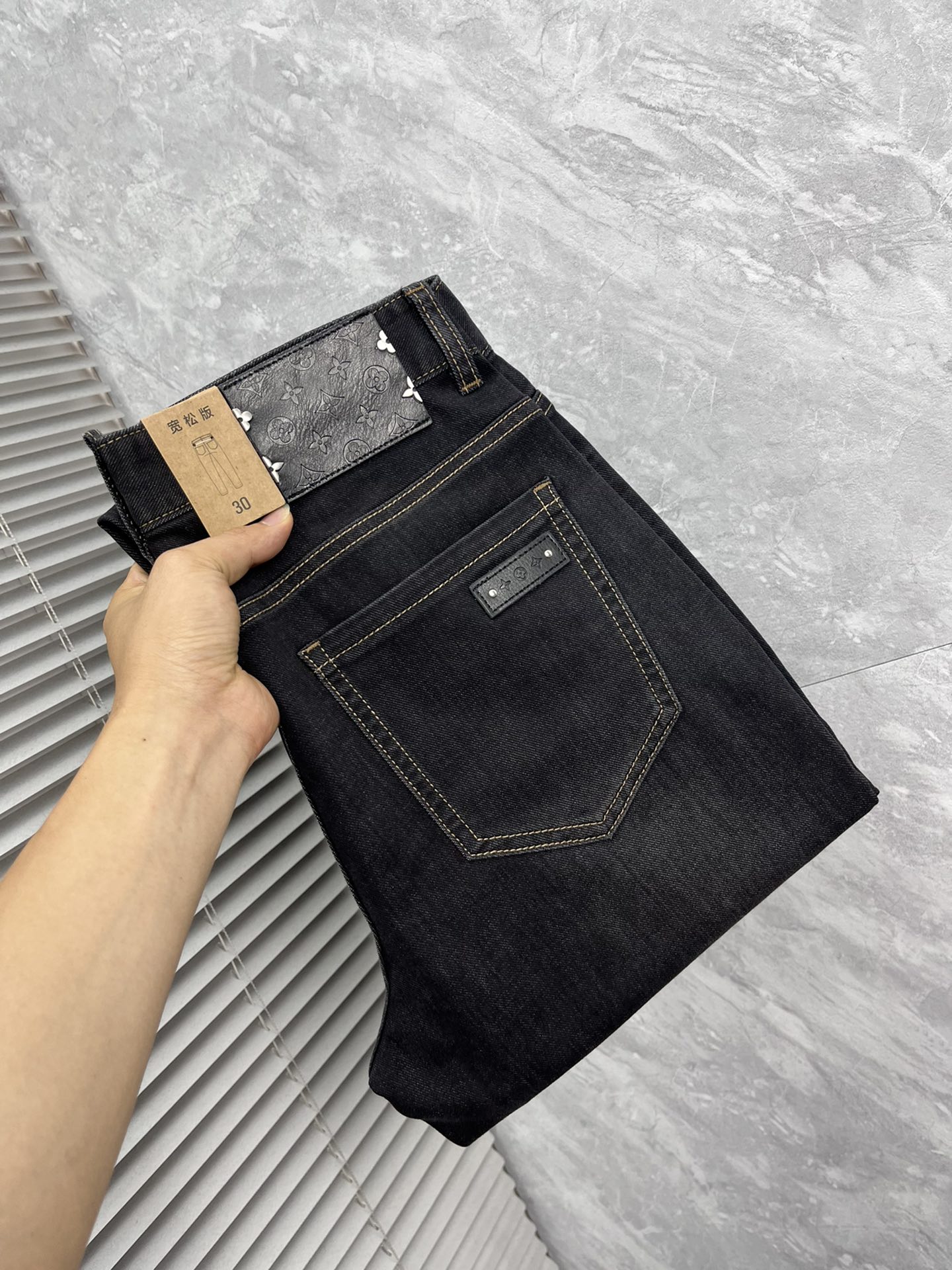 NO:910798,LV2026 spring and summer new products, original men's fashion models customized, 26ss spring and summer top men's fashion slim jeans!  The quality is perfect and the workmanship is top-notch, unbeatable and challenging the industry to new heights! Classic washed color, pure foreign channels, high-grade imported denim fabrics, specially selected pure 14oz denim fabric from Okayama, Japan. The fabric is soft and delicate, but has strong bones and a slight stretch, which provides an excellent comfortable experience. It is treated with heavy-duty washed and aged processing, with a unique retro style and excellent tones.  The latest leather label highlights the brand's characteristics, with impeccable details. The hardware accessories, leather label, and wiring all reflect the ingenuity and craftsmanship!  The tailoring is perfect, and the butt lift and slimming effect are excellent. The incomparable and versatile small straight pants can be easily matched with any top in the wardrobe. They have wide compatibility, are both fashionable and casual, and are suitable for various daily outfits. The upper body is full of shape, and it is a must-have item for quality control!  Sizes 29～38 (no 37),,louis vuitton,jeans,19860909LV2026春夏新品 原单男士时装款定制,26ss春夏顶级男士时尚修身牛仔裤 ！品相到位做工精细程度堪称一流,所向披靡挑战业界新高度! 经典水洗色泽,纯正洋行渠道,客供高级进口的丹宁面料,特选日本冈山纯正14oz盎司牛仔布料,面料柔软细腻,但筋骨感极强,略带弹力,提供了绝佳的舒适体验,重工水洗做旧工艺处理,有着独特的复古风格,色调非常出色. 最新的皮标彰显了品牌特质,细节无可挑剔,五金配件、皮标、走线无不体现出匠心工艺！版型剪裁完美,提臀修身显瘦效果极佳,无敌万能百搭的小直筒裤型,可轻松横扫衣橱任何的上装搭配,兼容性广泛,时尚休闲兼备,满足于日常各种穿搭,上身型款十足,于品质控必入型单品！ 尺码29～38（无37）,,louis vuitton,jeans,,Men's clothing