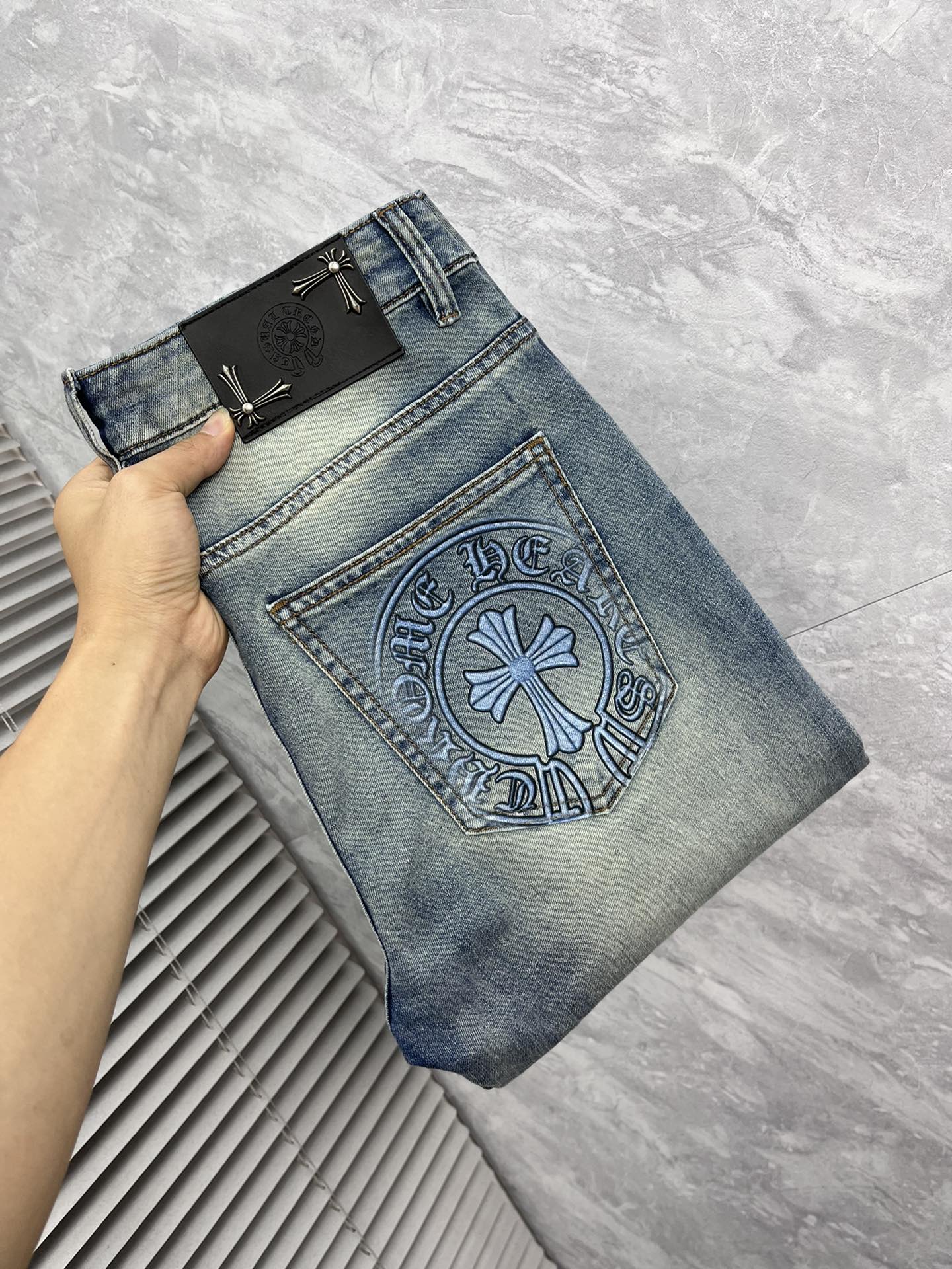 NO:910763,Croxin 2026 spring and summer new products, original men's fashion models customized, 26ss spring and summer top men's fashion slim jeans!  The quality is perfect and the workmanship is top-notch, unbeatable and challenging the industry to new heights! Classic washed color, pure foreign channels, high-grade imported denim fabrics, specially selected pure 14oz denim fabric from Okayama, Japan. The fabric is soft and delicate, but has strong bones and a slight stretch, which provides an excellent comfortable experience. It is treated with heavy-duty washed and aged processing, with a unique retro style and excellent tones.  The latest leather label highlights the brand's characteristics, with impeccable details. The hardware accessories, leather label, and wiring all reflect the ingenuity and craftsmanship!  The tailoring is perfect, and the butt lift and slimming effect are excellent. The incomparable and versatile small straight pants can be easily matched with any top in the wardrobe. They have wide compatibility, are both fashionable and casual, and are suitable for various daily outfits. The upper body is full of shape, and it is a must-have item for quality control!  Sizes 29～38 (no 37),,chrome hearts,jeans,19860909克罗心2026春夏新品 原单男士时装款定制,26ss春夏顶级男士时尚修身牛仔裤 ！品相到位做工精细程度堪称一流,所向披靡挑战业界新高度! 经典水洗色泽,纯正洋行渠道,客供高级进口的丹宁面料,特选日本冈山纯正14oz盎司牛仔布料,面料柔软细腻,但筋骨感极强,略带弹力,提供了绝佳的舒适体验,重工水洗做旧工艺处理,有着独特的复古风格,色调非常出色. 最新的皮标彰显了品牌特质,细节无可挑剔,五金配件、皮标、走线无不体现出匠心工艺！版型剪裁完美,提臀修身显瘦效果极佳,无敌万能百搭的小直筒裤型,可轻松横扫衣橱任何的上装搭配,兼容性广泛,时尚休闲兼备,满足于日常各种穿搭,上身型款十足,于品质控必入型单品！ 尺码29～38（无37）,,chrome hearts,jeans,,Men's clothing
