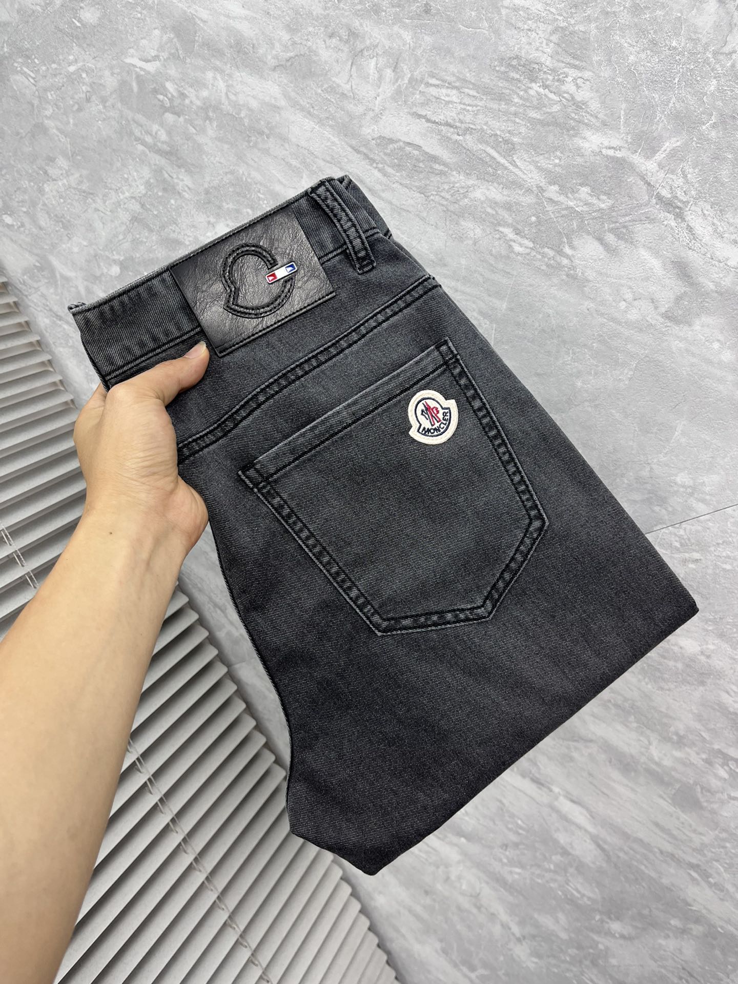 NO:910766,Mengkou 2026 spring and summer new products, original men's fashion models customized, 26ss spring and summer top men's fashion slim jeans!  The quality is perfect and the workmanship is top-notch, unbeatable and challenging the industry to new heights! Classic washed color, pure foreign channels, high-grade imported denim fabrics, specially selected pure 14oz denim fabric from Okayama, Japan. The fabric is soft and delicate, but has strong bones and a slight stretch, which provides an excellent comfortable experience. It is treated with heavy-duty washed and aged processing, with a unique retro style and excellent tones.  The latest leather label highlights the brand's characteristics, with impeccable details. The hardware accessories, leather label, and wiring all reflect the ingenuity and craftsmanship!  The tailoring is perfect, and the butt lift and slimming effect are excellent. The incomparable and versatile small straight pants can be easily matched with any top in the wardrobe. They have wide compatibility, are both fashionable and casual, and are suitable for various daily outfits. The upper body is full of shape, and it is a must-have item for quality control!  Sizes 29～38 (no 37),,Moncler,jeans,19860909蒙口 2026春夏新品 原单男士时装款定制,26ss春夏顶级男士时尚修身牛仔裤 ！品相到位做工精细程度堪称一流,所向披靡挑战业界新高度! 经典水洗色泽,纯正洋行渠道,客供高级进口的丹宁面料,特选日本冈山纯正14oz盎司牛仔布料,面料柔软细腻,但筋骨感极强,略带弹力,提供了绝佳的舒适体验,重工水洗做旧工艺处理,有着独特的复古风格,色调非常出色. 最新的皮标彰显了品牌特质,细节无可挑剔,五金配件、皮标、走线无不体现出匠心工艺！版型剪裁完美,提臀修身显瘦效果极佳,无敌万能百搭的小直筒裤型,可轻松横扫衣橱任何的上装搭配,兼容性广泛,时尚休闲兼备,满足于日常各种穿搭,上身型款十足,于品质控必入型单品！ 尺码29～38（无37）,,Moncler,jeans,,Men's clothing