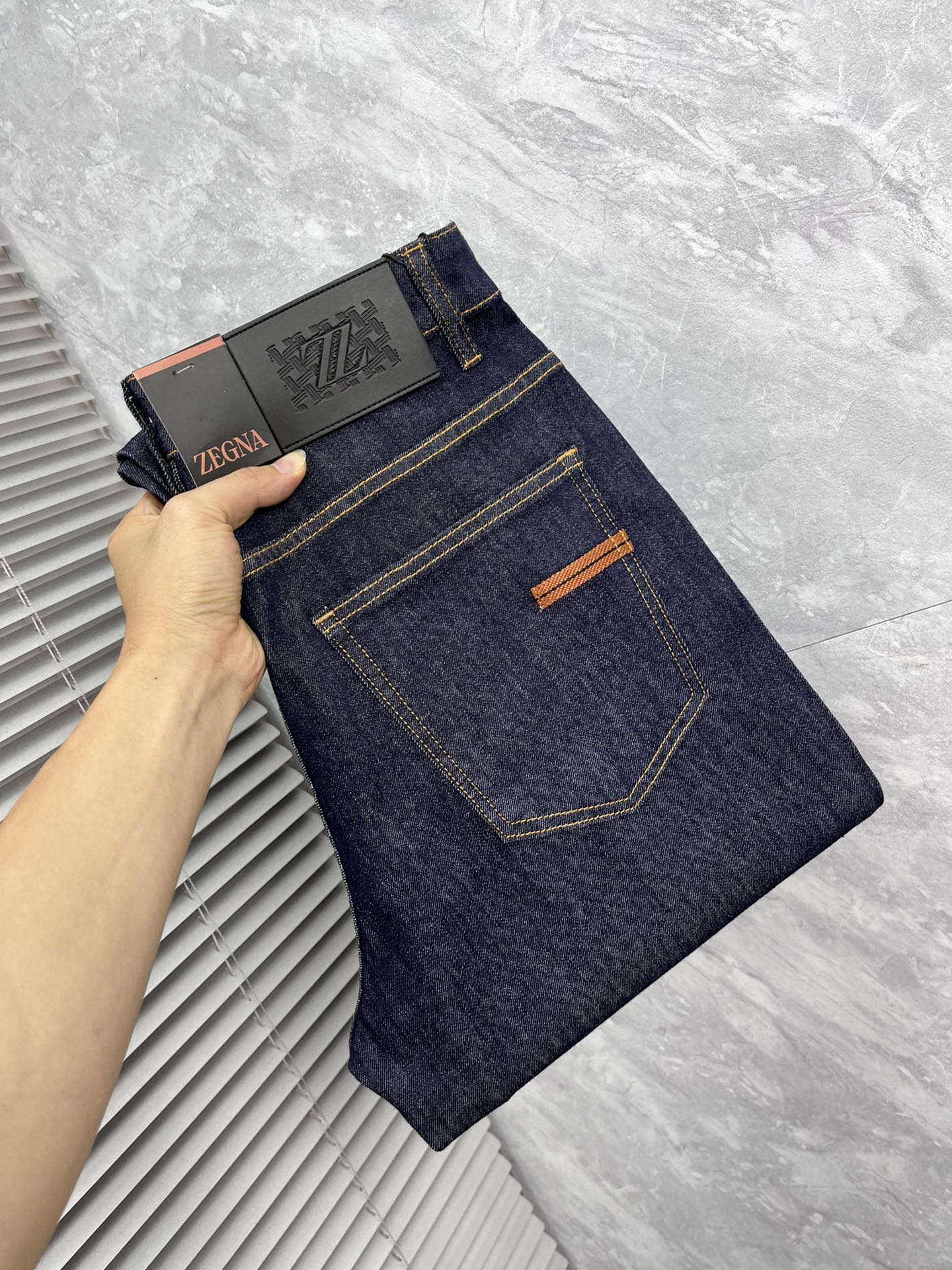 NO:937073,Ermenegildo Zegna 2026 spring and summer new products, original men's fashion models customized, 26ss spring and summer top men's fashion slim jeans!  The quality is perfect and the workmanship is top-notch, unbeatable and challenging the industry to new heights! Classic washed color, pure foreign channels, high-grade imported denim fabrics, specially selected pure 14oz denim fabric from Okayama, Japan. The fabric is soft and delicate, but has strong bones and a slight stretch, which provides an excellent comfortable experience. It is treated with heavy-duty washed and aged processing, with a unique retro style and excellent tones.  The latest leather label highlights the brand's characteristics, with impeccable details. The hardware accessories, leather label, and wiring all reflect the ingenuity and craftsmanship!  The tailoring is perfect, and the butt lift and slimming effect are excellent. The incomparable and versatile small straight pants can be easily matched with any top in the wardrobe. They have wide compatibility, are both fashionable and casual, and are suitable for various daily outfits. The upper body is full of shape, and it is a must-have item for quality control!  Sizes 29～38 (no 37),,zegna,jeans,19860909杰尼亚 2026春夏新品 原单男士时装款定制,26ss春夏顶级男士时尚修身牛仔裤 ！品相到位做工精细程度堪称一流,所向披靡挑战业界新高度! 经典水洗色泽,纯正洋行渠道,客供高级进口的丹宁面料,特选日本冈山纯正14oz盎司牛仔布料,面料柔软细腻,但筋骨感极强,略带弹力,提供了绝佳的舒适体验,重工水洗做旧工艺处理,有着独特的复古风格,色调非常出色. 最新的皮标彰显了品牌特质,细节无可挑剔,五金配件、皮标、走线无不体现出匠心工艺！版型剪裁完美,提臀修身显瘦效果极佳,无敌万能百搭的小直筒裤型,可轻松横扫衣橱任何的上装搭配,兼容性广泛,时尚休闲兼备,满足于日常各种穿搭,上身型款十足,于品质控必入型单品！ 尺码29～38（无37）,,zegna,jeans,,Men's clothing