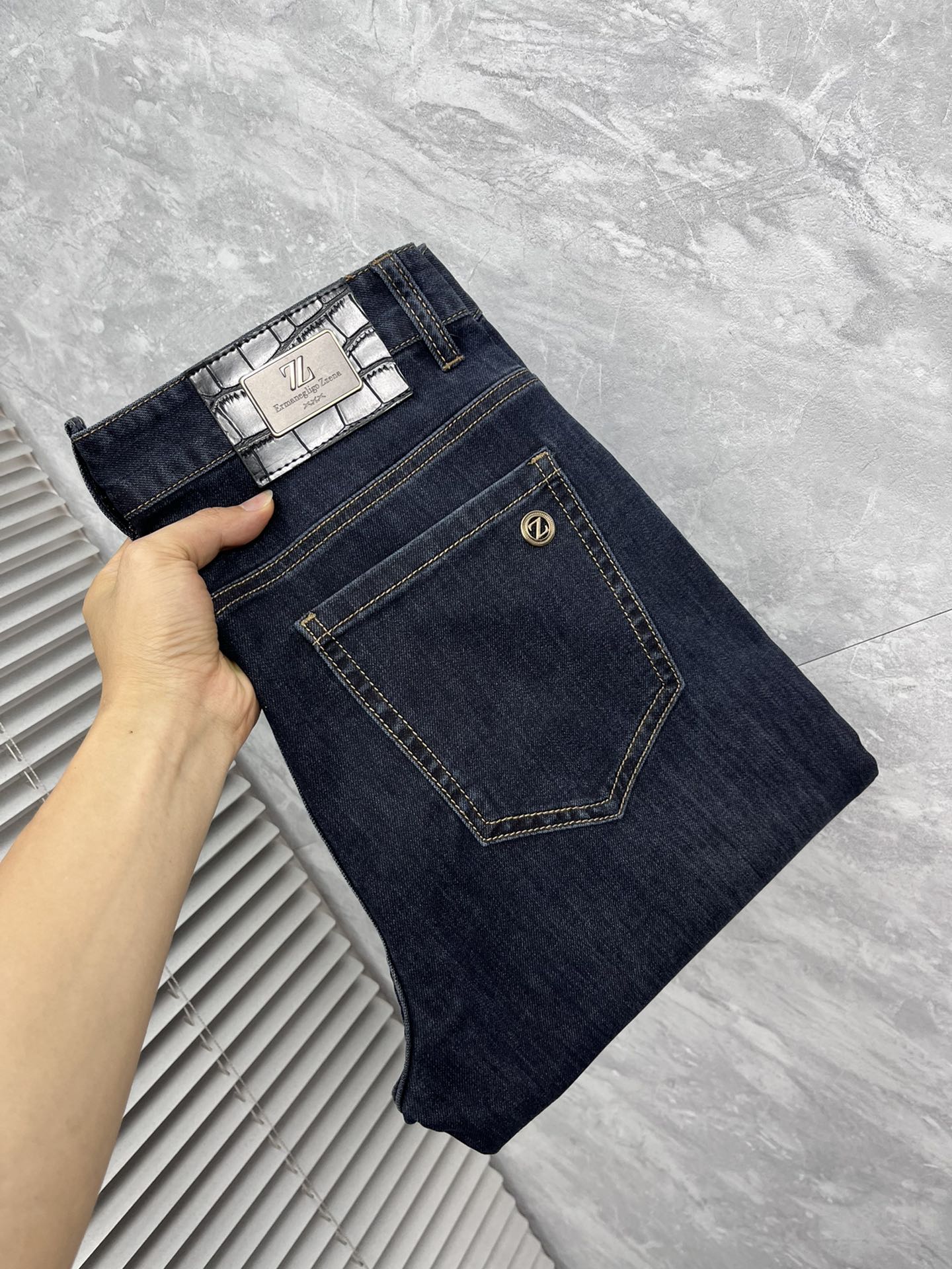 NO:910769,Ermenegildo Zegna 2026 spring and summer new products, original men's fashion models customized, 26ss spring and summer top men's fashion slim jeans!  The quality is perfect and the workmanship is top-notch, unbeatable and challenging the industry to new heights! Classic washed color, pure foreign channels, high-grade imported denim fabrics, specially selected pure 14oz denim fabric from Okayama, Japan. The fabric is soft and delicate, but has strong bones and a slight stretch, which provides an excellent comfortable experience. It is treated with heavy-duty washed and aged processing, with a unique retro style and excellent tones.  The latest leather label highlights the brand's characteristics, with impeccable details. The hardware accessories, leather label, and wiring all reflect the ingenuity and craftsmanship!  The tailoring is perfect, and the butt lift and slimming effect are excellent. The incomparable and versatile small straight pants can be easily matched with any top in the wardrobe. They have wide compatibility, are both fashionable and casual, and are suitable for various daily outfits. The upper body is full of shape, and it is a must-have item for quality control!  Sizes 29～38 (no 37),,zegna,jeans,19860909杰尼亚 2026春夏新品 原单男士时装款定制,26ss春夏顶级男士时尚修身牛仔裤 ！品相到位做工精细程度堪称一流,所向披靡挑战业界新高度! 经典水洗色泽,纯正洋行渠道,客供高级进口的丹宁面料,特选日本冈山纯正14oz盎司牛仔布料,面料柔软细腻,但筋骨感极强,略带弹力,提供了绝佳的舒适体验,重工水洗做旧工艺处理,有着独特的复古风格,色调非常出色. 最新的皮标彰显了品牌特质,细节无可挑剔,五金配件、皮标、走线无不体现出匠心工艺！版型剪裁完美,提臀修身显瘦效果极佳,无敌万能百搭的小直筒裤型,可轻松横扫衣橱任何的上装搭配,兼容性广泛,时尚休闲兼备,满足于日常各种穿搭,上身型款十足,于品质控必入型单品！ 尺码29～38（无37）,,zegna,jeans,,Men's clothing