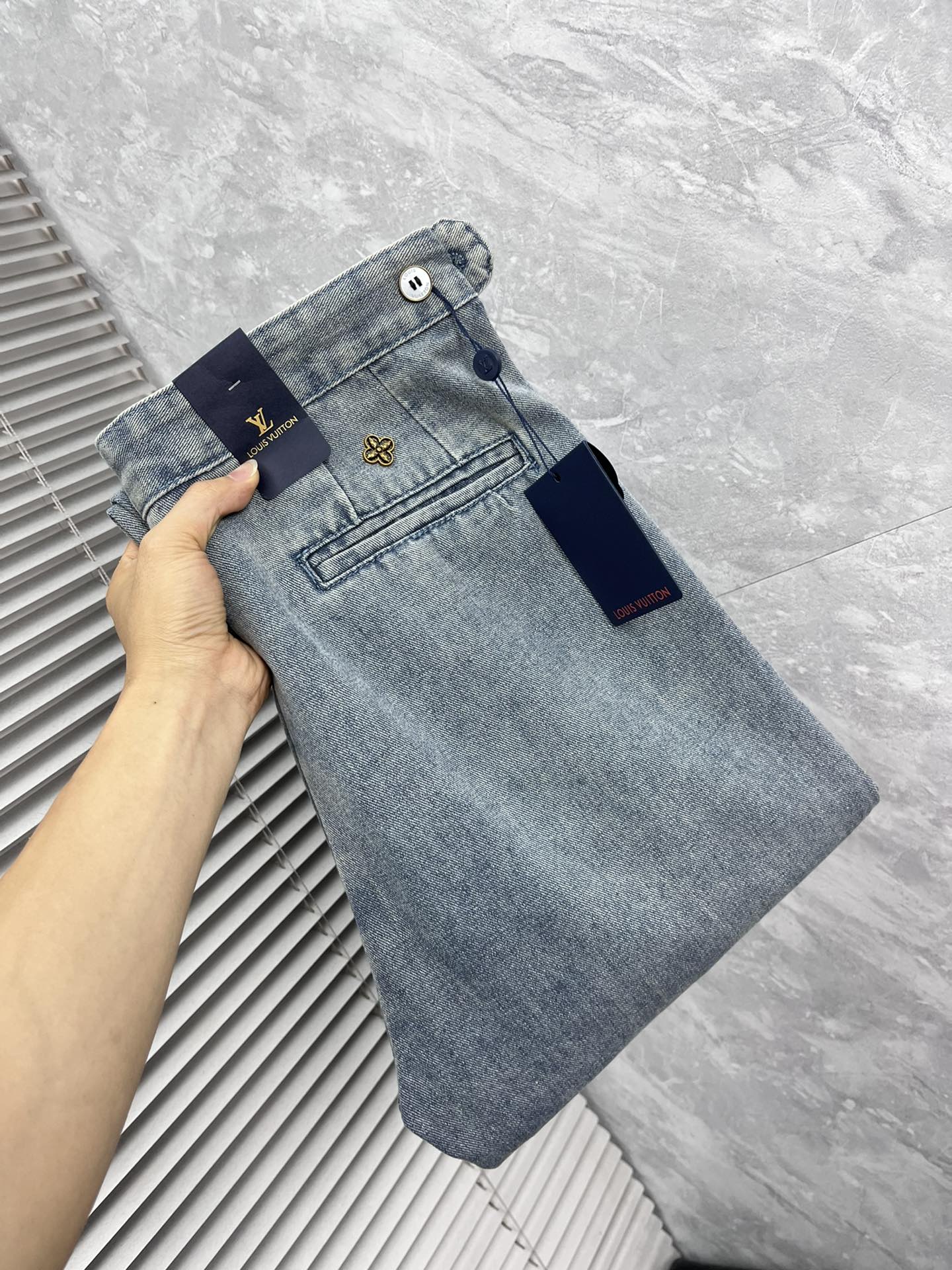 NO:937098,LV 2026 spring and summer new products, complete with three labels, denim casual pants, good products, no need to introduce too much, look at the details, counter size 29-38, no 35, 37175/140, upper body 32,, Louis Vuitton,19860909LV 2026春夏新品 三标齐全 牛仔休闲裤 好货不用过多介绍 看细节 专柜码数29-38无35 37175/140上身32,,louis vuitton,,Men's clothing