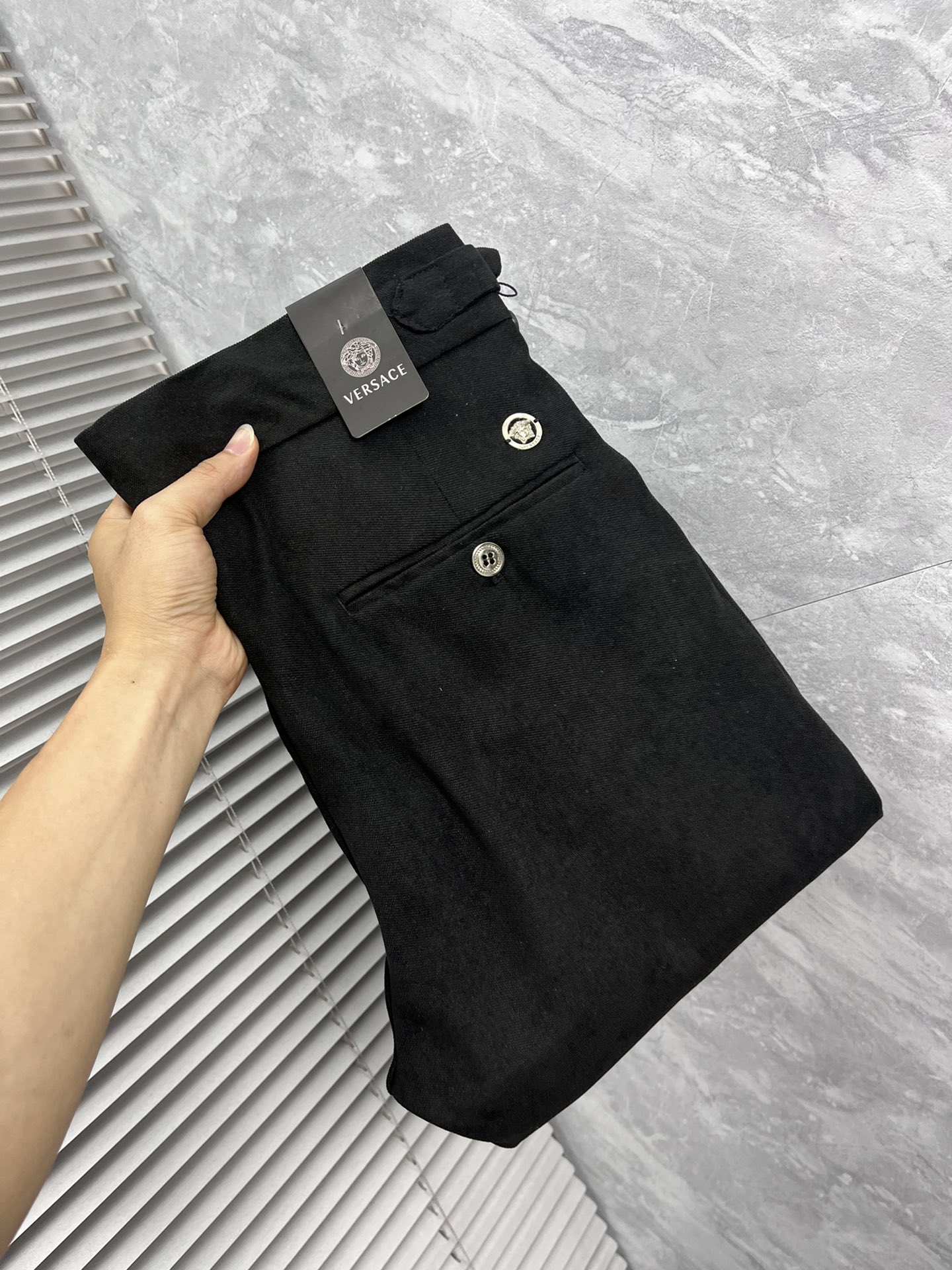 NO:937092,Versace 2026 spring and summer new products, complete with three standards, denim casual pants, good products, no need to introduce too much, look at the details, counter size 29-38, no 35, 37175/140, upper body 32,,versace,19860909范思哲 2026春夏新品 三标齐全 牛仔休闲裤 好货不用过多介绍 看细节 专柜码数29-38无35 37175/140上身32,,versace,,Men's clothing
