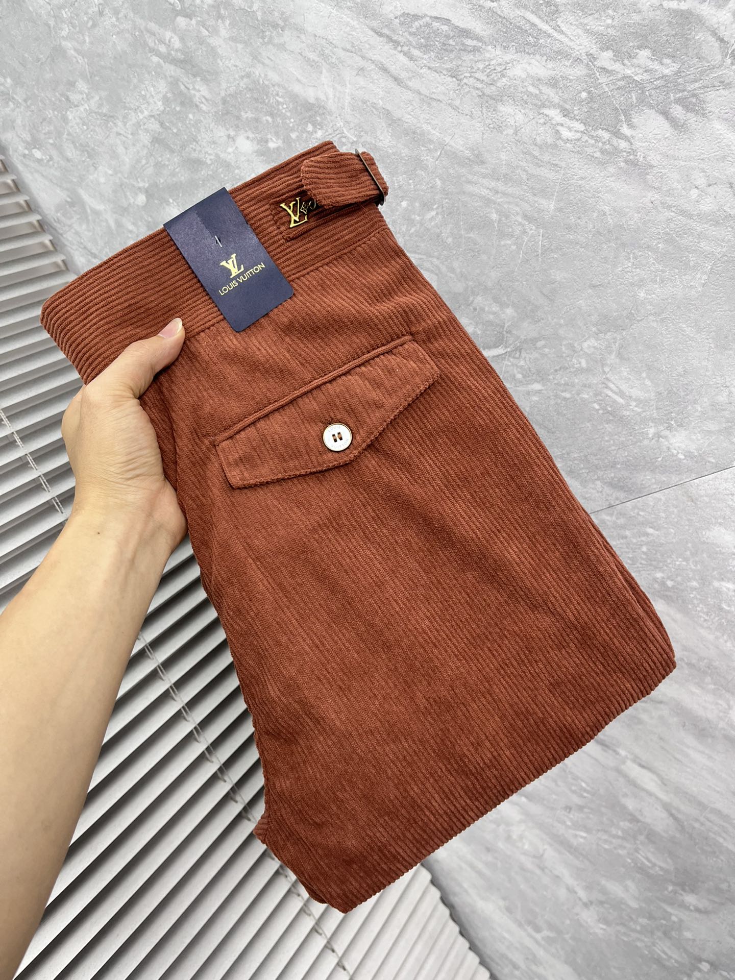 NO:937089,LV 2026 spring and summer new products, complete with three labels, denim casual pants, good products, no need to introduce too much, look at the details, counter size 29-38, no 35, 37175/140, upper body 32,, Louis Vuitton,19860909LV 2026春夏新品 三标齐全 牛仔休闲裤 好货不用过多介绍 看细节 专柜码数29-38无35 37175/140上身32,,louis vuitton,,Men's clothing