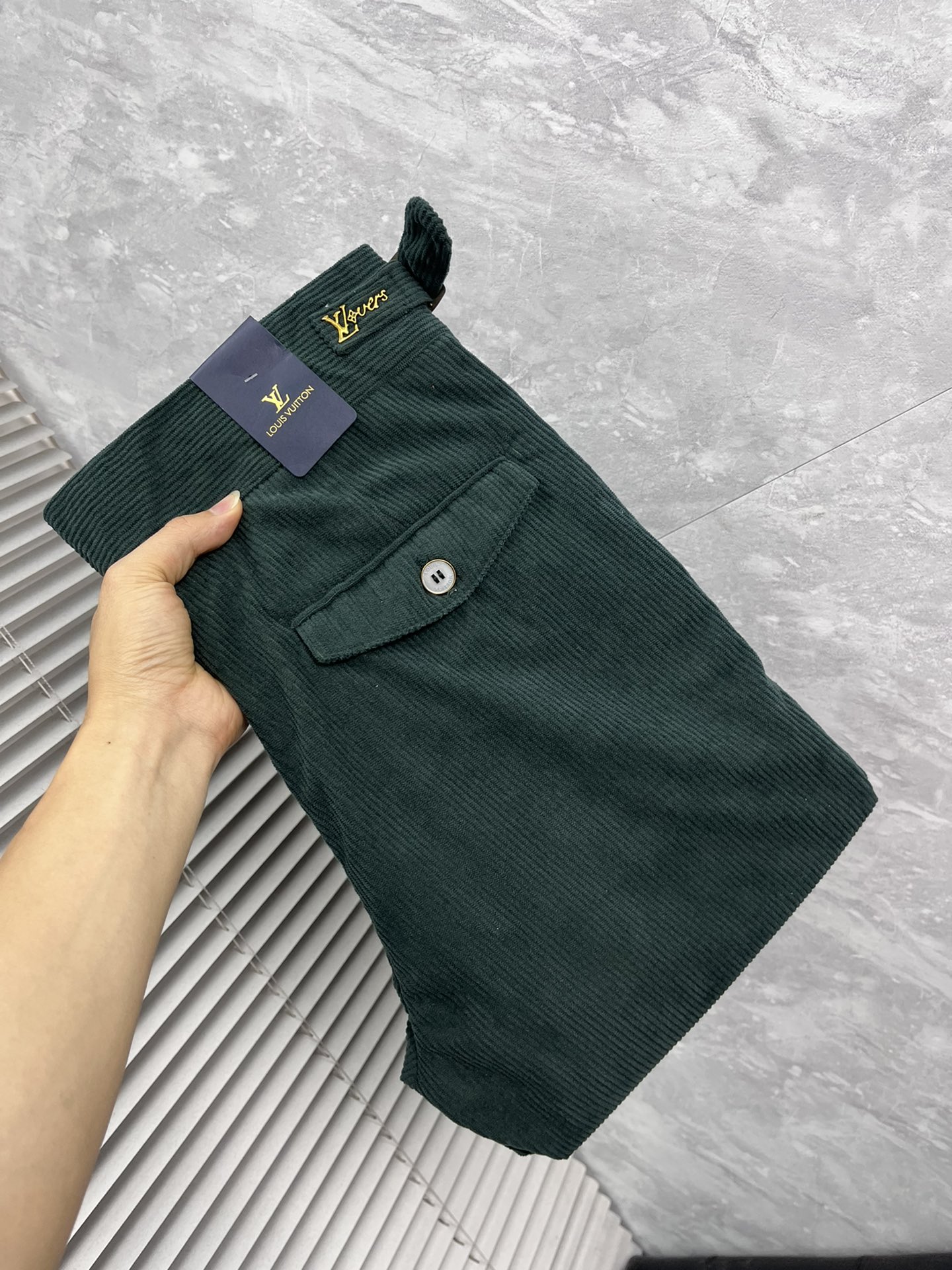 NO:910793,LV 2026 spring and summer new products, complete with three labels, denim casual pants, good products, no need to introduce too much, look at the details, counter size 29-38, no 35, 37175/140, upper body 32,, Louis Vuitton,19860909LV 2026春夏新品 三标齐全 牛仔休闲裤 好货不用过多介绍 看细节 专柜码数29-38无35 37175/140上身32,,louis vuitton,,Men's clothing