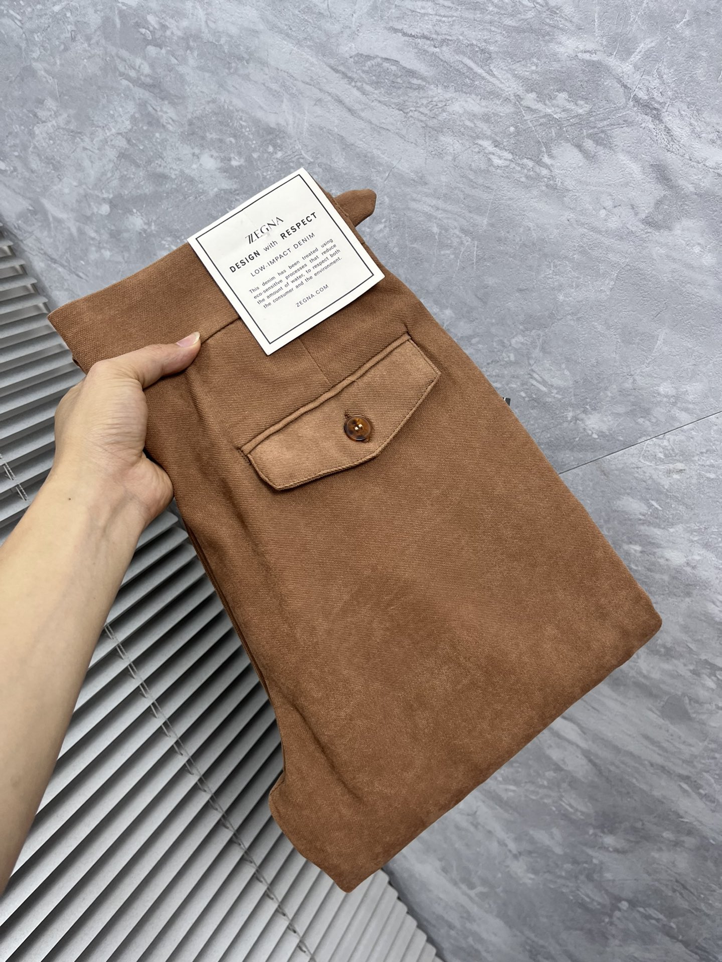 NO:937086,Zegna 2026 spring and summer new products, complete with three standards, denim casual pants, good products, no need to introduce too much, look at the details, counter size 29-38, no 35, 37175/140, upper body 32,,zegna,19860909杰尼亚 2026春夏新品 三标齐全 牛仔休闲裤 好货不用过多介绍 看细节 专柜码数29-38无35 37175/140上身32,,zegna,,Men's clothing