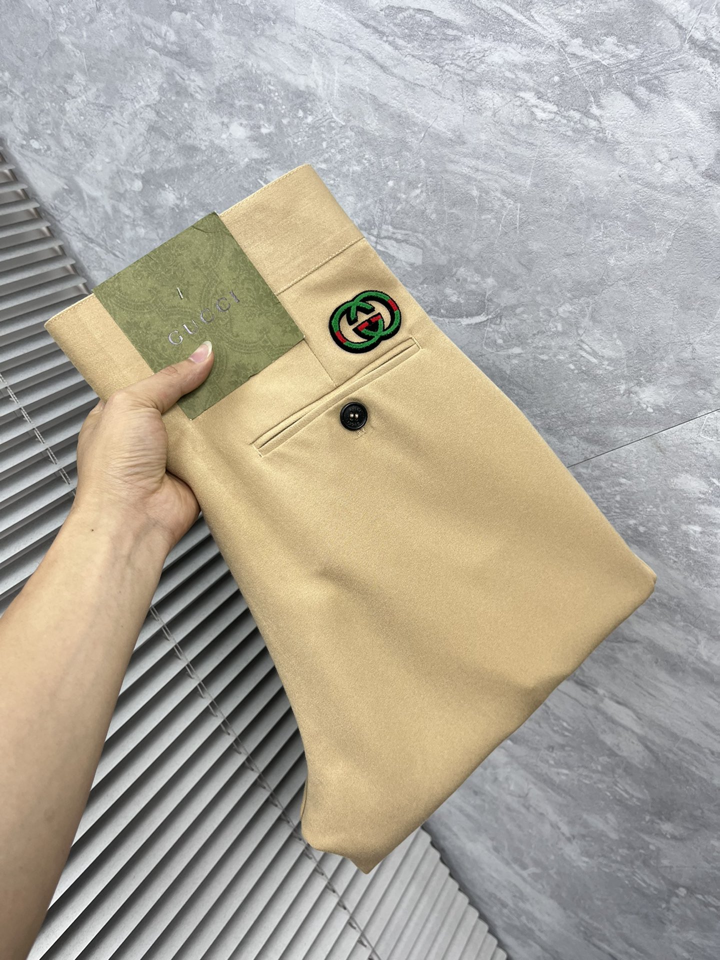 NO:910762,Gucci 2026 spring and summer new products, complete with three standards, denim casual pants, good products, no need to introduce too much, look at the details, counter size 29-38, no 35, 37175/140 upper body 32,,19860909古奇 2026春夏新品 三标齐全 牛仔休闲裤 好货不用过多介绍 看细节 专柜码数29-38无35 37175/140上身32,,,Men's clothing