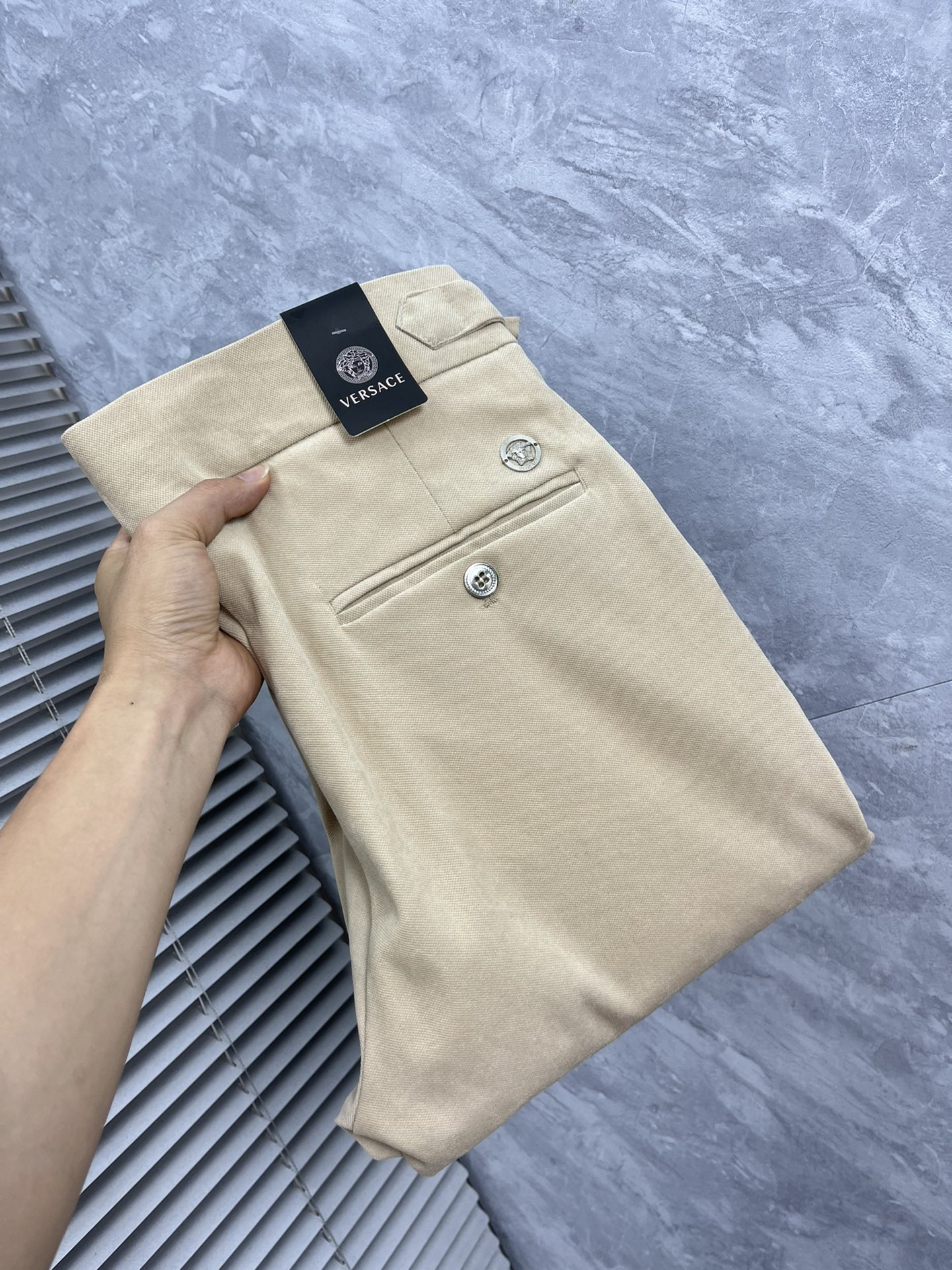 NO:937075,Versace 2026 spring and summer new products, complete with three standards, denim casual pants, good products, no need to introduce too much, look at the details, counter size 29-38, no 35, 37175/140, upper body 32,,versace,19860909范思哲 2026春夏新品 三标齐全 牛仔休闲裤 好货不用过多介绍 看细节 专柜码数29-38无35 37175/140上身32,,versace,,Men's clothing