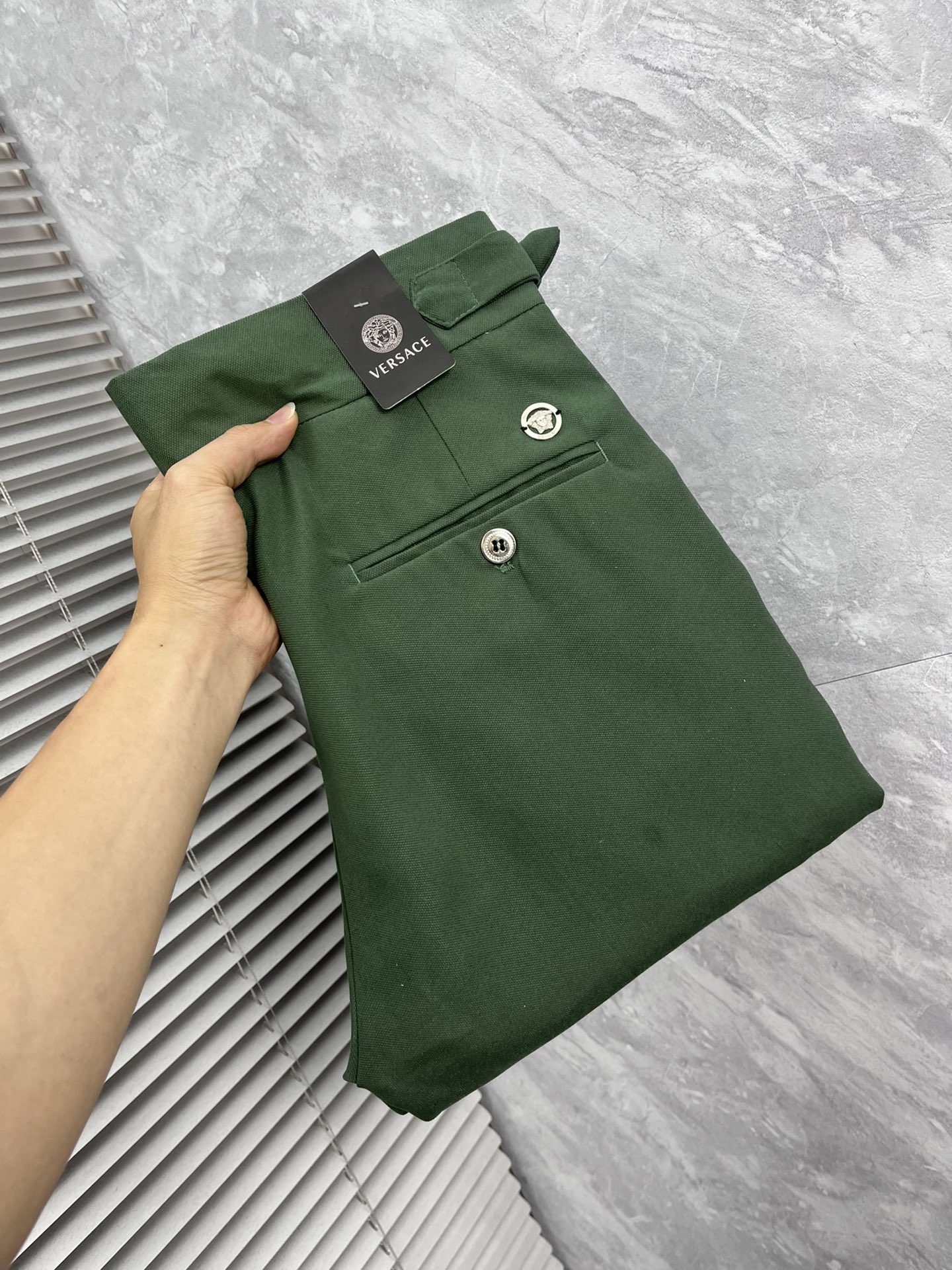 NO:910776,Versace 2026 spring and summer new products, complete with three standards, denim casual pants, good products, no need to introduce too much, look at the details, counter size 29-38, no 35, 37175/140, upper body 32,,versace,19860909范思哲 2026春夏新品 三标齐全 牛仔休闲裤 好货不用过多介绍 看细节 专柜码数29-38无35 37175/140上身32,,versace,,Men's clothing