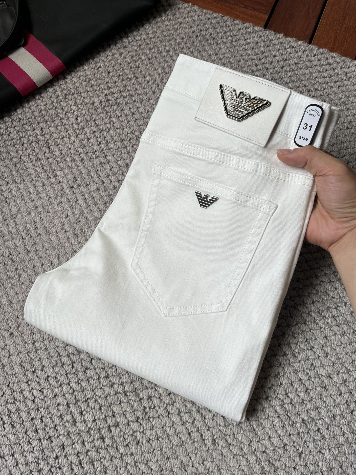 NO:918791,Armani 2016 official website high-end new products original order a few handsome jeans, 100% original order versatile artifact!  This year's latest popular style design is made of denim fabric made of imported Turkish cotton. It is comfortable on the upper body and has a tall and stylish tailoring design!  Low-key yet luxurious, with a super-feeling upper body that is exquisite and lively, simplicity is beauty. It is perfect for everything, a must-have item for handsome men!  Original logo personality, fashion, charm, size 29-38, armani, jeans,19860909阿玛尼 2016官网高端新品原单少数帅爆牛仔裤,百分百原单 百搭神器！今年最新流行的风格设计款式,采用进口土耳其的棉花制作成的单宁布,上身舒适,剪裁设计挺拔有型！低调不失奢华 超有feel上身精致跃然,简单就是美.完爆一切,型男必备单品！原版logo个性 时尚 魅力码数29-38,,armani,jeans,,Men's clothing