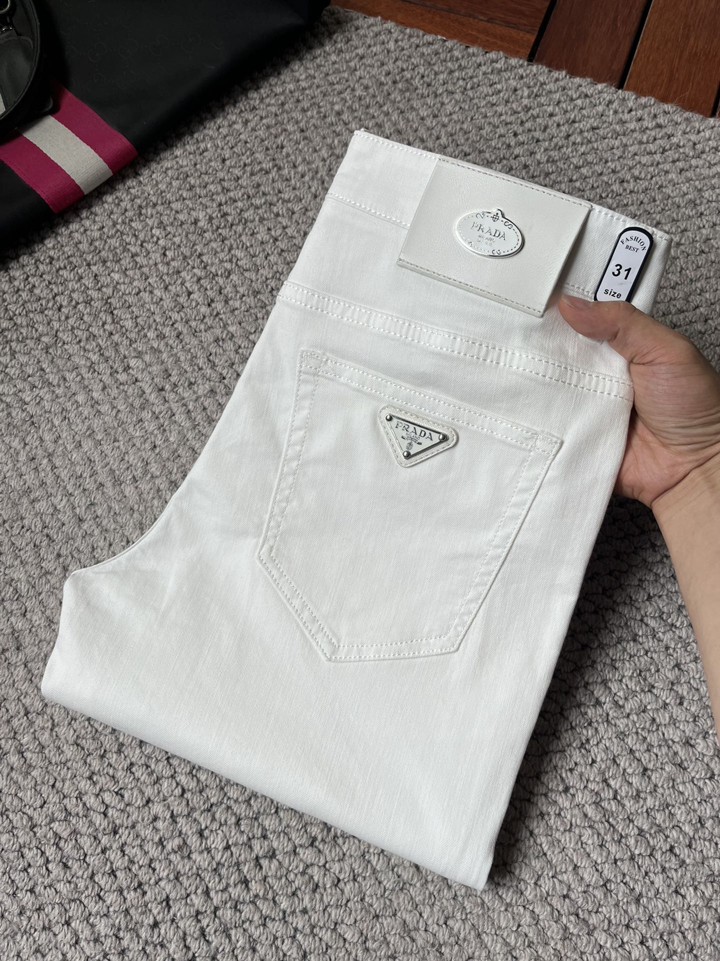 NO:918765,Prada 2016 official website high-end new products are original and a few cool jeans, 100% original and versatile!  This year's latest popular style design is made of denim fabric made of imported Turkish cotton. It is comfortable on the upper body and has a tall and stylish tailoring design!  Low-key yet luxurious, with a super-feeling upper body that is exquisite and lively, simplicity is beauty. It is perfect for everything, a must-have item for handsome men!  Original logo personality, fashion, charm, size 29-38, prada, jeans,19860909普拉达 2016官网高端新品原单少数帅爆牛仔裤,百分百原单 百搭神器！今年最新流行的风格设计款式,采用进口土耳其的棉花制作成的单宁布,上身舒适,剪裁设计挺拔有型！低调不失奢华 超有feel上身精致跃然,简单就是美.完爆一切,型男必备单品！原版logo个性 时尚 魅力码数29-38,,prada,jeans,,Men's clothing