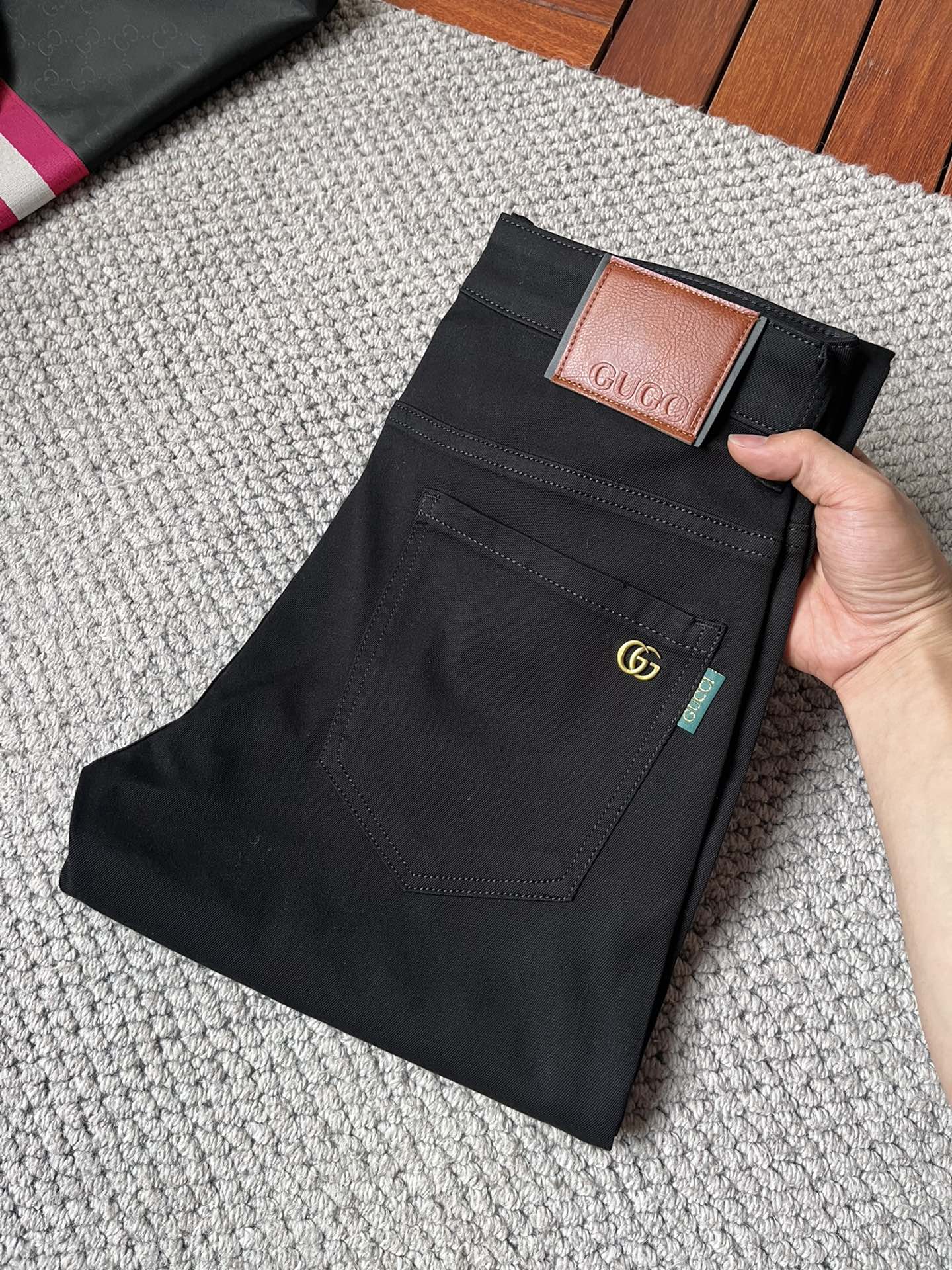 NO:918774,Gucci 2016 official website high-end new products, a few original and cool jeans, 100% original, versatile artifact!  This year's latest popular style design is made of denim fabric made of imported Turkish cotton. It is comfortable on the upper body and has a tall and stylish tailoring design!  Low-key yet luxurious, with a super-feeling upper body that is exquisite and lively, simplicity is beauty. It is perfect for everything, a must-have item for handsome men!  Original logo, personality, fashion, charm, size 29-38,,jeans,19860909古奇 2016官网高端新品原单少数帅爆牛仔裤,百分百原单 百搭神器！今年最新流行的风格设计款式,采用进口土耳其的棉花制作成的单宁布,上身舒适,剪裁设计挺拔有型！低调不失奢华 超有feel上身精致跃然,简单就是美.完爆一切,型男必备单品！原版logo个性 时尚 魅力码数29-38,,jeans,,Men's clothing