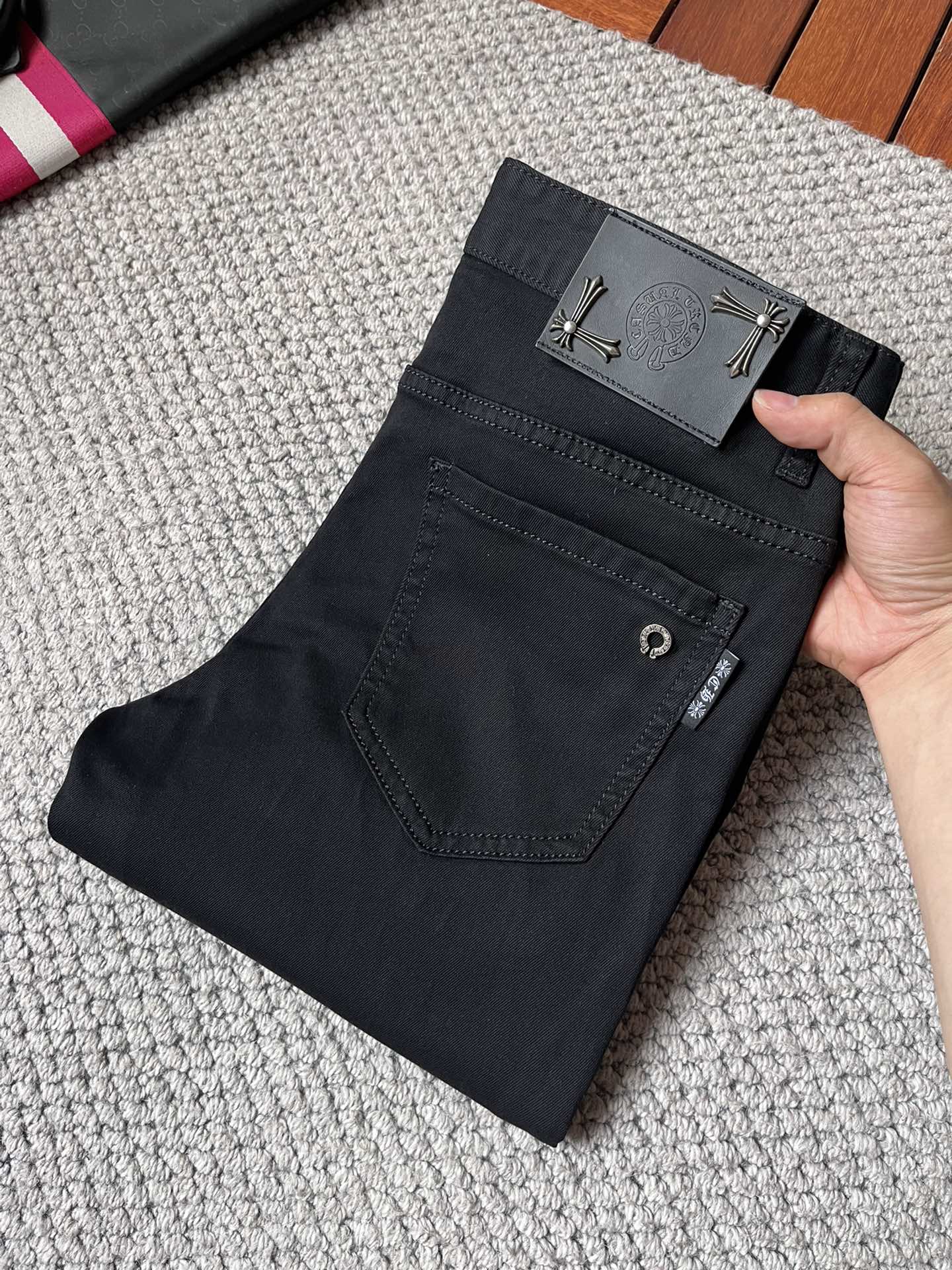 NO:918780,Croxin's 2016 official website high-end new products are original and a few handsome jeans, 100% original and versatile!  This year's latest popular style design is made of denim fabric made of imported Turkish cotton. It is comfortable on the upper body and has a tall and stylish tailoring design!  Low-key yet luxurious, with a super-feeling upper body that is exquisite and lively, simplicity is beauty. It is perfect for everything, a must-have item for handsome men!  Original logo personality, fashion, charm, size 29-38, chrome hearts, jeans,19860909克罗心2016官网高端新品原单少数帅爆牛仔裤,百分百原单 百搭神器！今年最新流行的风格设计款式,采用进口土耳其的棉花制作成的单宁布,上身舒适,剪裁设计挺拔有型！低调不失奢华 超有feel上身精致跃然,简单就是美.完爆一切,型男必备单品！原版logo个性 时尚 魅力码数29-38,,chrome hearts,jeans,,Men's clothing