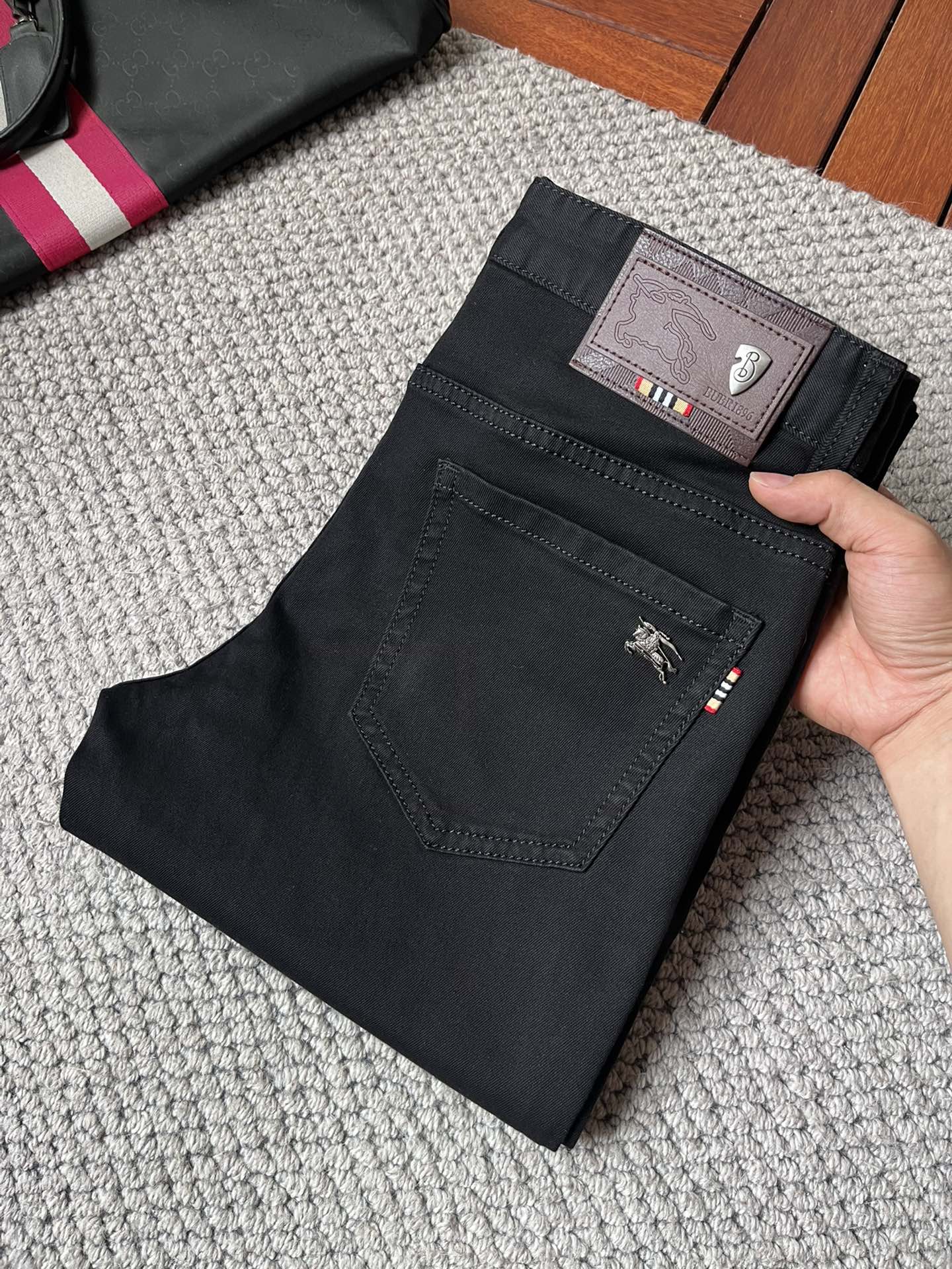 NO:918783,Burberry's 2016 official website high-end new products are original and a few cool jeans, 100% original and versatile!  This year's latest popular style design is made of denim fabric made of imported Turkish cotton. It is comfortable on the upper body and has a tall and stylish tailoring design!  Low-key yet luxurious, with a super-feeling upper body that is exquisite and lively, simplicity is beauty. It is perfect for everything, a must-have item for handsome men!  Original logo personality, fashion, charm, size 29-38, burberry, jeans,19860909巴宝莉 2016官网高端新品原单少数帅爆牛仔裤,百分百原单 百搭神器！今年最新流行的风格设计款式,采用进口土耳其的棉花制作成的单宁布,上身舒适,剪裁设计挺拔有型！低调不失奢华 超有feel上身精致跃然,简单就是美.完爆一切,型男必备单品！原版logo个性 时尚 魅力码数29-38,,burberry,jeans,,Men's clothing