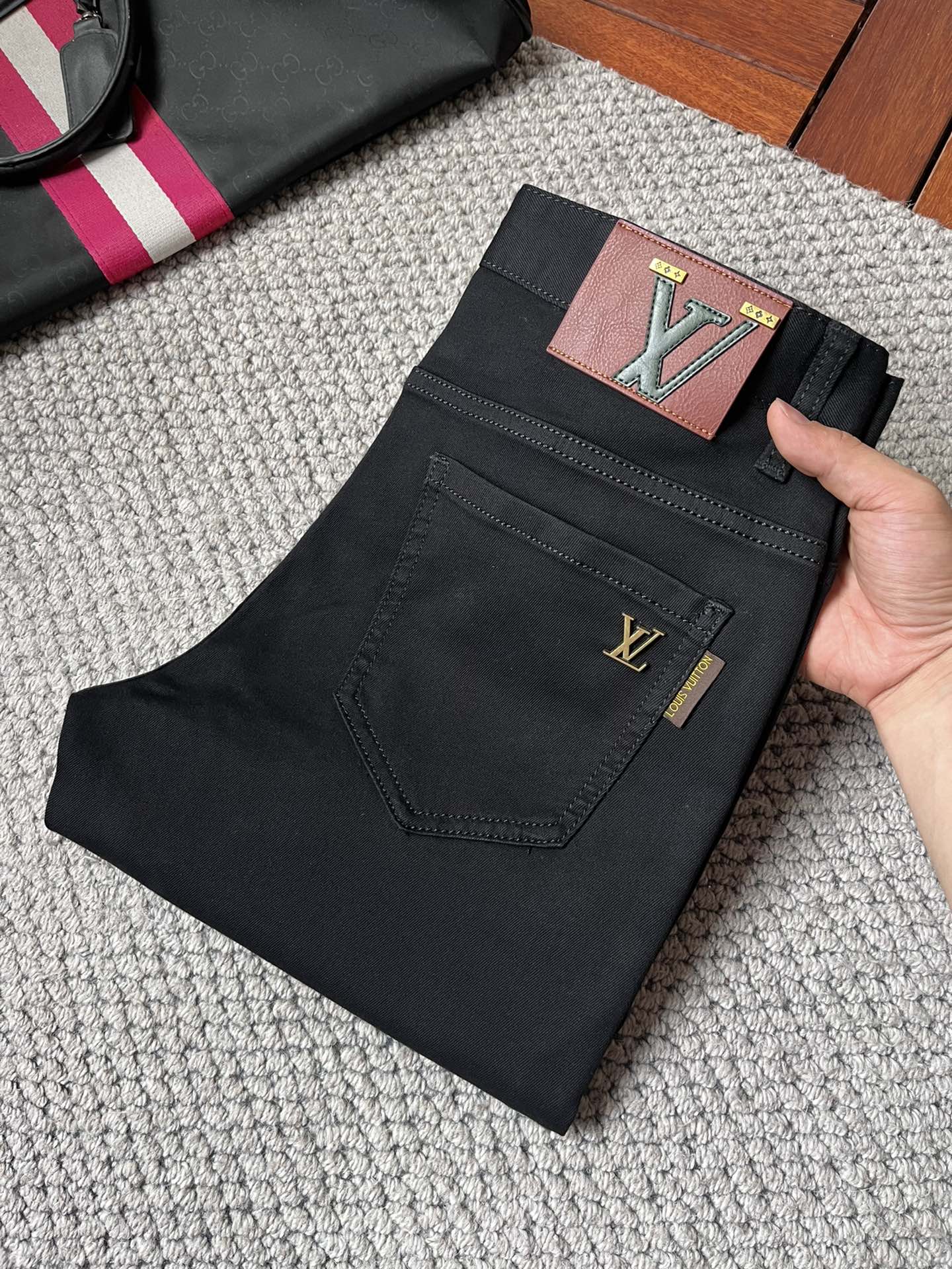 NO:918786,LV 2016 official website high-end new products original order a few cool jeans, 100% original order versatile artifact!  This year's latest popular style design is made of denim fabric made of imported Turkish cotton. It is comfortable on the upper body and has a tall and stylish tailoring design!  Low-key yet luxurious, with a super-feeling upper body that is exquisite and lively, simplicity is beauty. It is perfect for everything, a must-have item for handsome men!  Original logo personality, fashion, charm, code number 29-38, Louis Vuitton, Jeans,19860909LV 2016官网高端新品原单少数帅爆牛仔裤,百分百原单 百搭神器！今年最新流行的风格设计款式,采用进口土耳其的棉花制作成的单宁布,上身舒适,剪裁设计挺拔有型！低调不失奢华 超有feel上身精致跃然,简单就是美.完爆一切,型男必备单品！原版logo个性 时尚 魅力码数29-38,,louis vuitton,jeans,,Men's clothing