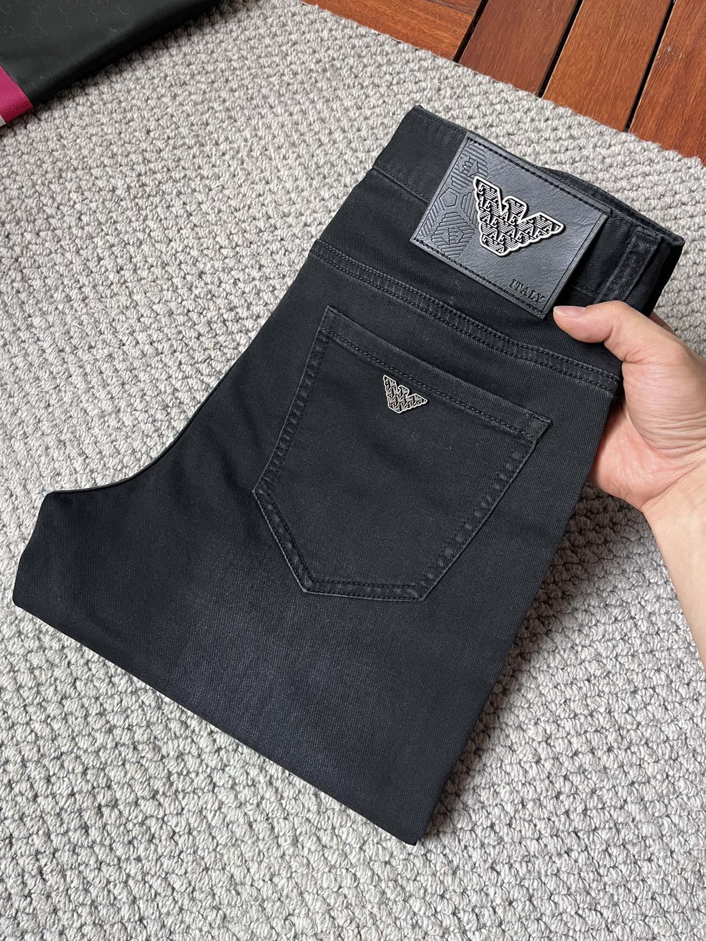 NO:918789,Armani 2016 official website high-end new products original order a few handsome jeans, 100% original order versatile artifact!  This year's latest popular style design is made of denim fabric made of imported Turkish cotton. It is comfortable on the upper body and has a tall and stylish tailoring design!  Low-key yet luxurious, with a super-feeling upper body that is exquisite and lively, simplicity is beauty. It is perfect for everything, a must-have item for handsome men!  Original logo personality, fashion, charm, size 29-38, armani, jeans,19860909阿玛尼 2016官网高端新品原单少数帅爆牛仔裤,百分百原单 百搭神器！今年最新流行的风格设计款式,采用进口土耳其的棉花制作成的单宁布,上身舒适,剪裁设计挺拔有型！低调不失奢华 超有feel上身精致跃然,简单就是美.完爆一切,型男必备单品！原版logo个性 时尚 魅力码数29-38,,armani,jeans,,Men's clothing