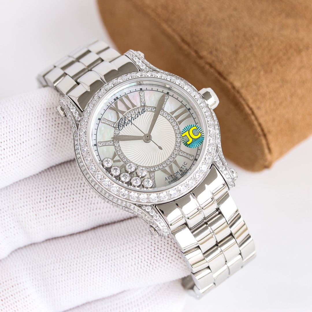 NO:882113,Produced by TW White diamond ring Gold diamond ring Full diamond surface TW Factory First release on the entire network Chopard  2 The dial is equipped with 7 happy diamonds and uses Swarovski crystals, each one is full of sparkle!  The base of each bead is carefully carved to achieve the consistent rotational movement effect of genuine diamond beads. 3. Equipped with a unique carved texture mother-of-pearl lettering, the halo radiated is the same as the original one!  4. The movement is equipped with 2892 mechanical automatic movement, which has accurate travel time!  5. Paired with an American crocodile leather strap, the case diameter is 36 mm. It is a luxurious masterpiece. Time always surprises you. You definitely deserve it!  Welcome for your tasting!  For the best luxury gift recommendations, please look for TW’s exclusive quality, swarovski, chopard, crocodile skin19860909TW 出品 白钻圈 金钻圈 满钻面  TW Factory 全网首发 萧邦 XB1 Happy Sport系列满钻限量款,“有金有钻”寓意有进有赚 1壳套采用316L精钢制成,表壳两侧均镶嵌圆形明亮式切割钻石,颗颗火彩熠熠,色泽白净透亮！ 2表盘搭配7颗快乐钻,采用施华洛世奇水晶,颗颗饱满闪烁！每一个颗的底座都是精雕细琢,以求实现正品钻珠那一致的旋转运动的效果 3搭载与众不同的雕刻纹理珍珠贝母字面,放射出来的光晕与正品无二！ 4机芯方面搭载2892机械自动机芯机,走时精准！ 5搭配美洲鳄鱼皮表带,表壳直径36毫米 奢华精品之作 时间总让人惊喜不断 您绝对值得拥有！欢迎您的品鉴！送礼最佳奢华推荐请认准TW独家品质,,swarovski,chopard,crocodile skin,Watch