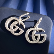 GQ92 古驰GUCCI欧美复古简约大气经典双G字母光面设计耳环 黄铜材质 2个色:古铜色古银色 重约2 GQ92 古驰GUCCI欧美复古简约大气经典双G字母光面设计耳环 黄铜材质 2个色:古铜色古银色 重约2