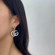 GQ92 古驰GUCCI欧美复古简约大气经典双G字母光面设计耳环 黄铜材质 2个色:古铜色古银色 重约2 GQ92 古驰GUCCI欧美复古简约大气经典双G字母光面设计耳环 黄铜材质 2个色:古铜色古银色 重约2