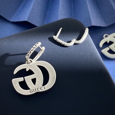 GQ92 古驰GUCCI欧美复古简约大气经典双G字母光面设计耳环 黄铜材质 2个色:古铜色古银色 重约2 GQ92 古驰GUCCI欧美复古简约大气经典双G字母光面设计耳环 黄铜材质 2个色:古铜色古银色 重约2