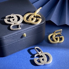 GQ92 古驰GUCCI欧美复古简约大气经典双G字母光面设计耳环 黄铜材质 2个色:古铜色古银色 重约2 GQ92 古驰GUCCI欧美复古简约大气经典双G字母光面设计耳环 黄铜材质 2个色:古铜色古银色 重约2