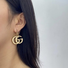 GQ92 古驰GUCCI欧美复古简约大气经典双G字母光面设计耳环 黄铜材质 2个色:古铜色古银色 重约2 GQ92 古驰GUCCI欧美复古简约大气经典双G字母光面设计耳环 黄铜材质 2个色:古铜色古银色 重约2