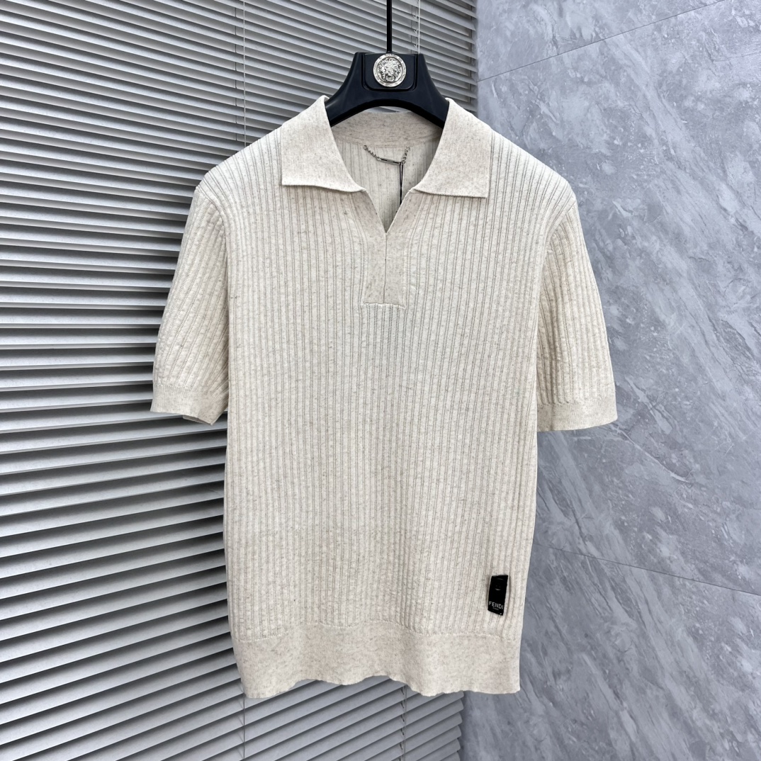 NO:918792,FENDI Fendi 2026 spring and summer style lapel polo sweater, true [old money style] selected highly breathable Tencel fabric, comfortable and not stuffy to wear in summer, crisp and stylish, small logo and heavy craftsmanship, simple and not simple, high-end Tencel wool sweater short-sleeved, solid color and simple, fashionable yet luxurious, quality is unquestionable, the upper body effect is great, size M-4XL, shipped next day,,fendi,fendi,T-shirt,19860909FENDI芬迪 2026春夏款翻领polo针织衫,真正【老钱风】甄选高度透气天丝面料,夏季穿着舒服不闷热,版型挺括有型,小logo重工艺搭配简约不简单,高端级天丝羊毛衫短袖 纯色简约 时尚不失奢华 品质毋庸置疑 上身效果超赞,尺码M-4XL,隔天出货,,fendi,fendi,T-shirt,,Men's clothing