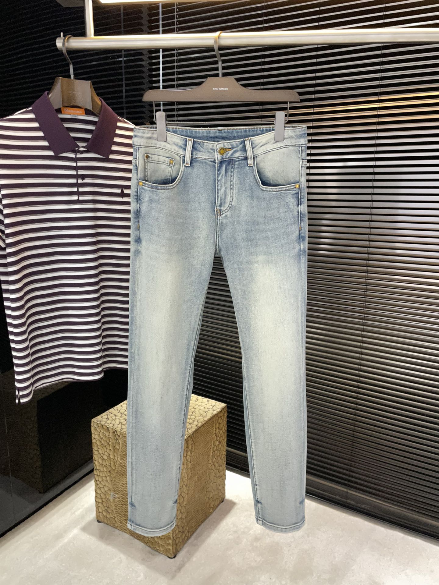 NO:839218,P D&G (Dolce & Gabban) 2026 spring and summer new jeans Imported Italian high-definition denim fabric Fashionable and casual Regular fit Micro-elastic fabric The fabric is comfortable and soft, breaking the feel of conventional denim fabrics, not stuffy, and extremely comfortable. Casual and versatile, long-term washable and does not deform  29-38 (37),,Dolce&Gabbana,Dolce&Gabbana,jeans,19860909P  D&G（杜嘉班） 2026春夏季新款牛仔裤 进口意大利高定牛仔面料 时尚休闲 常规版型 微弹力面料 面料舒适柔软,突破常规牛仔的面料手感,不闷热,舒适感极佳.随意百搭 久洗不变形 上身效果极佳.大方优雅的剪裁,设计不断创新却始终保持着高贵优雅的风格和品位 演绎时尚魅惑 版型小直筒 时尚佳品 专柜码数 29-38（37）,,Dolce&Gabbana,Dolce&Gabbana,jeans,,Men's clothing