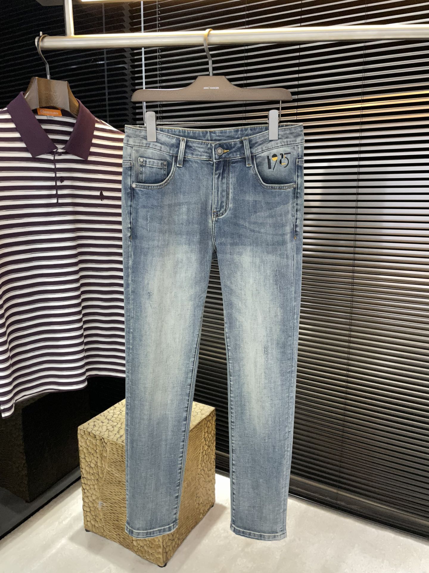NO:839222,P FEND-(fendi) 2026 spring and summer new jeans Imported Italian high-definition denim fabric Fashionable and casual Regular fit Micro-elastic fabric The fabric is comfortable and soft, breaking through the fabric feel of conventional denim, not stuffy, and extremely comfortable. Casual and versatile, long-term washing does not deform, the upper body effect is excellent. Generous and elegant tailoring, the design is constantly innovating but always maintains a noble and elegant style and taste, interpreting fashion charm Small straight version Fashionable products Counter size  29-38(37),,fendi,jeans,19860909P  FEND-（分迪）2026春夏季新款牛仔裤 进口意大利高定牛仔面料 时尚休闲 常规版型 微弹力面料 面料舒适柔软,突破常规牛仔的面料手感,不闷热,舒适感极佳.随意百搭 久洗不变形 上身效果极佳.大方优雅的剪裁,设计不断创新却始终保持着高贵优雅的风格和品位 演绎时尚魅惑 版型小直筒 时尚佳品 专柜码数 29-38（37）,,fendi,jeans,,Men's clothing