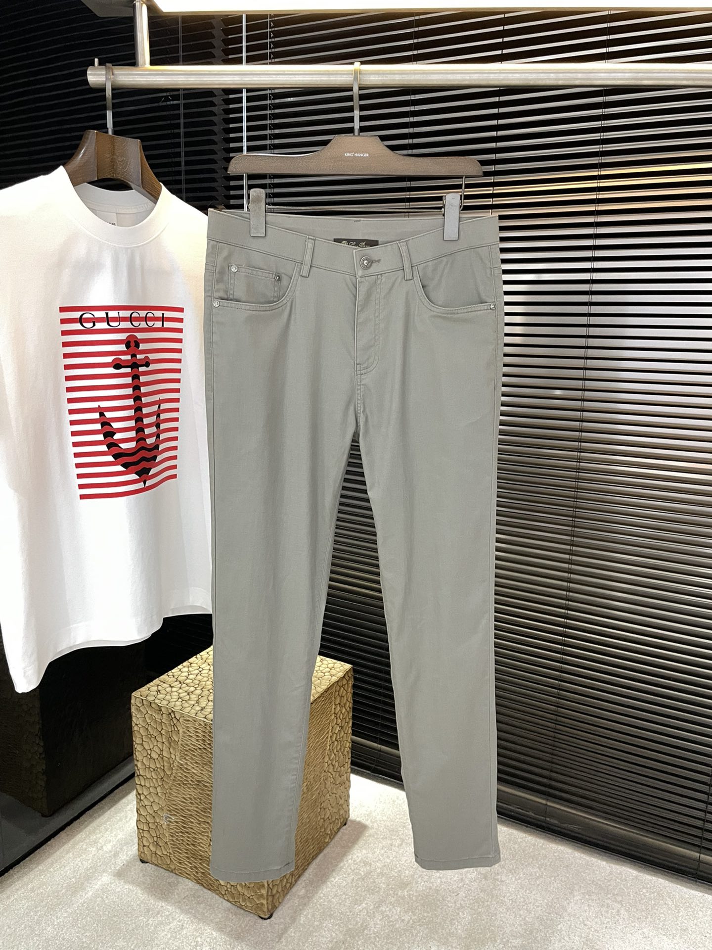 NO:839227,P LP (Noyo Panya) 2026 spring and summer new product, the same style as the official website, you don’t want to take it off when you put it on, fashionable and versatile casual pants, high-quality Korean imported fabrics, more textured, comfortable and soft drape, which is slightly better. Such good fabrics are very rare on the market. Every detail is taken into consideration. The workmanship is really exquisite. The wiring is fine and well-proportioned. There are no excess threads. High-quality fashion. It is the best product for various occasions, whether it is sports or leisure time!  Size 30-38(37),,loro piana,19860909P  LP（诺悠翩雅）2026春夏新品 官网同款 穿上就不想脱下来 时尚潮流百搭休闲裤 高品质韩国进口面料 更加有质感 舒适柔软垂坠更是略胜一筹 这么好的面料市面上也是极为少有 在细节上考虑的面面俱到 做工真的极其精湛 走线细密匀称 毫无多余线头 高品质时装 无论是运动还是休闲时候都能胜任各种场合的最佳强货！尺码 30-38（37）,,loro piana,,Men's clothing